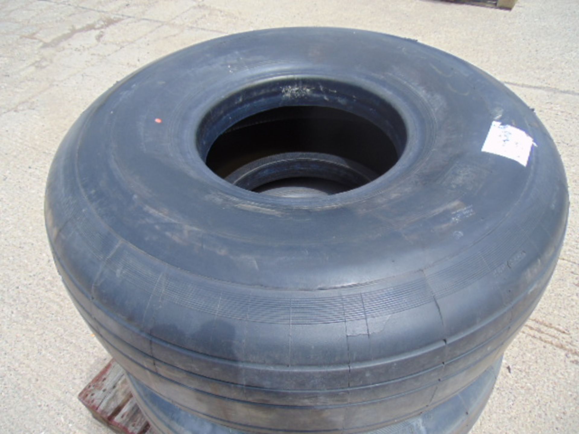 2 x Dunlop 52x20.5-20 VC10 Aircraft Tyres - Image 2 of 8