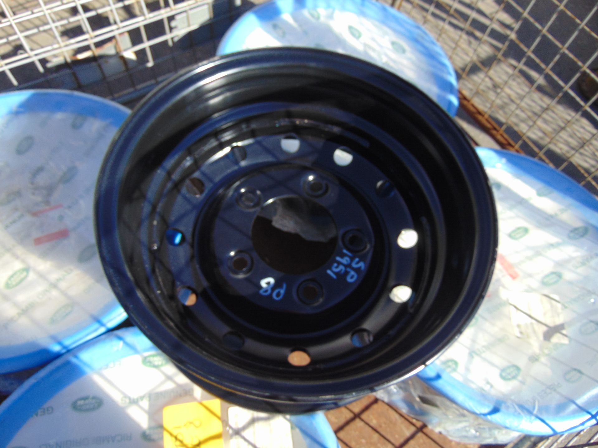 5 x Land Rover Defender Wolf Wheel Rims - Image 3 of 6