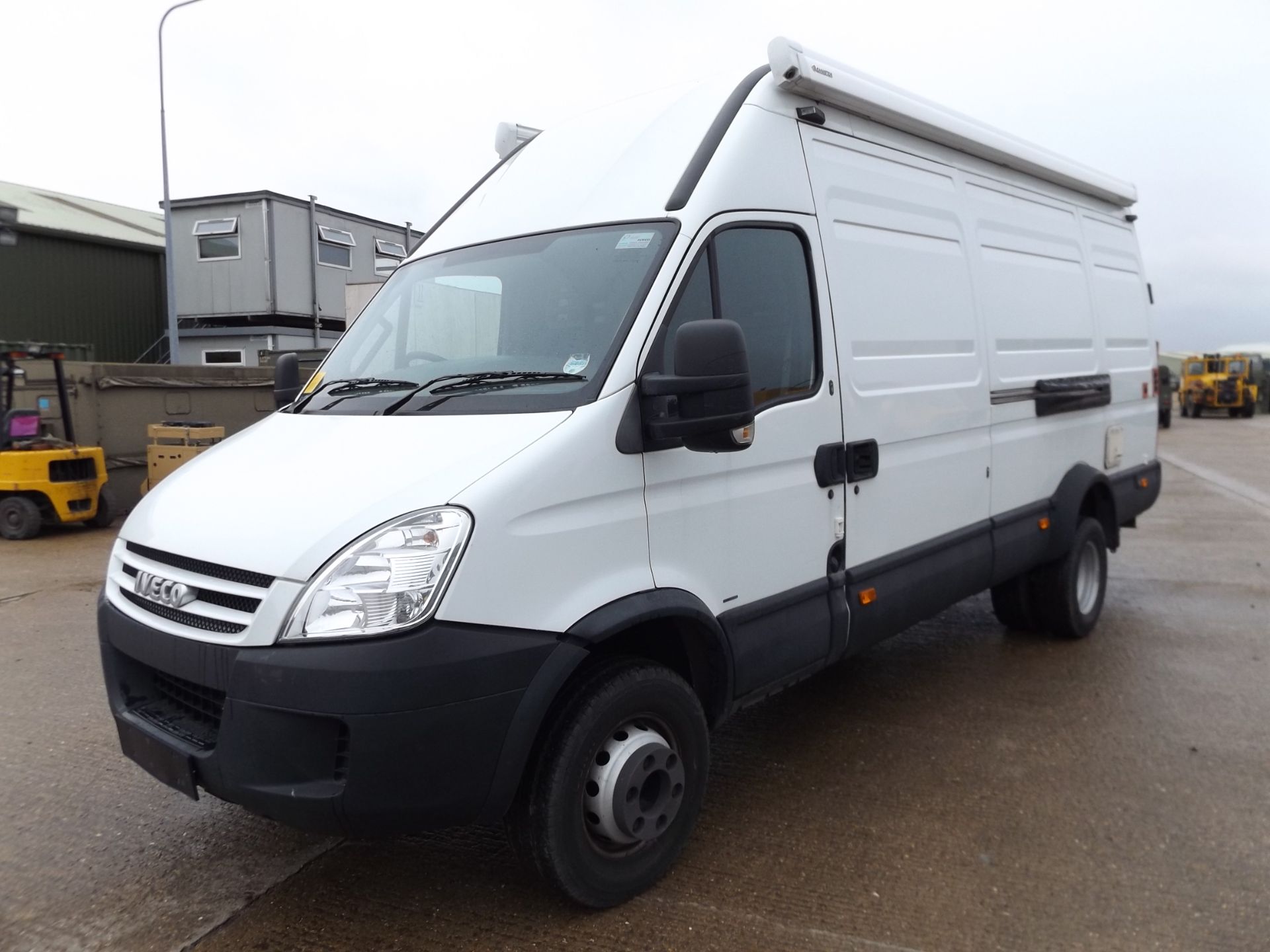 26,527km Iveco Daily 3.0HPT complete with twin Omnistor Safari Residence awnings and tail lift - Bild 3 aus 33