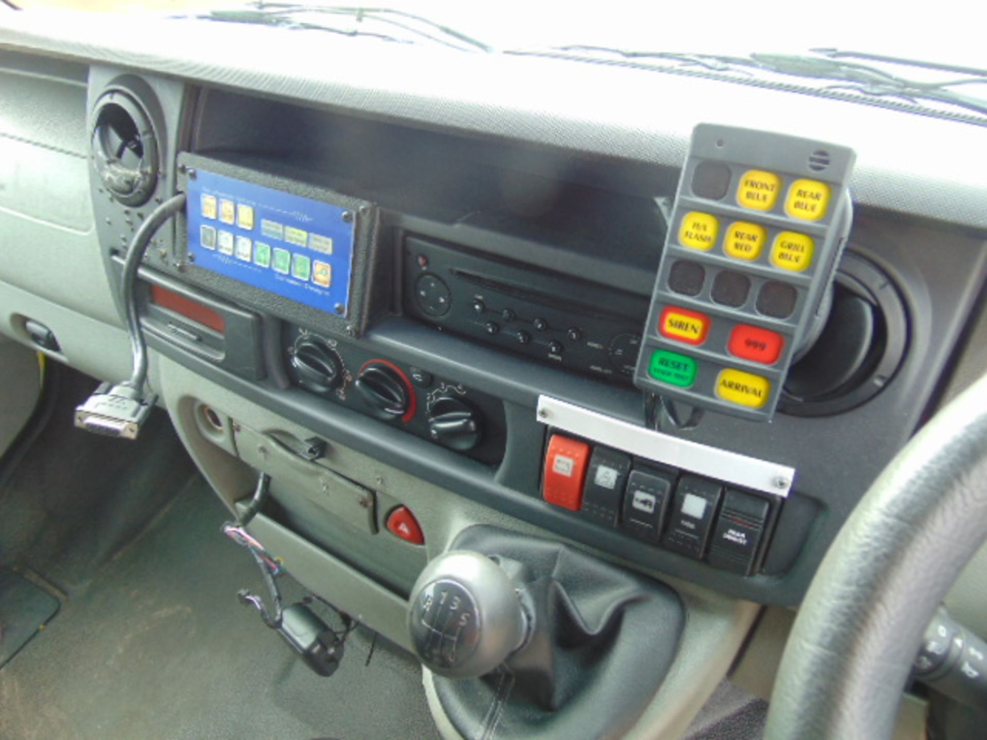 Renault Master 2.5 DCI ambulance - Image 10 of 16