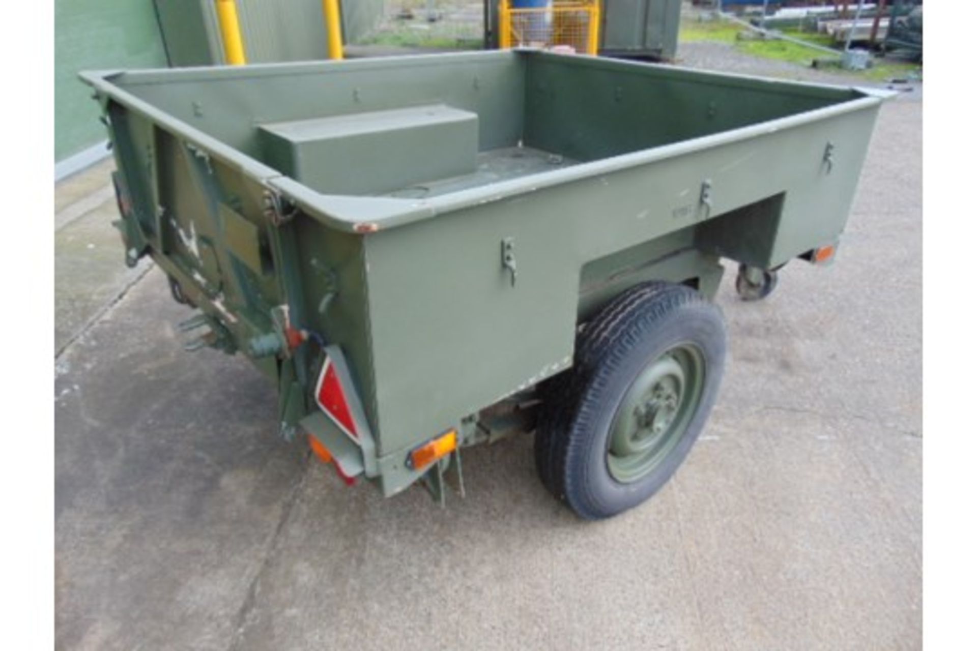 Sankey 3/4 ton widetrack trailer with dropdown tailgate, military lighting and tow ring, drum brakes - Image 6 of 7