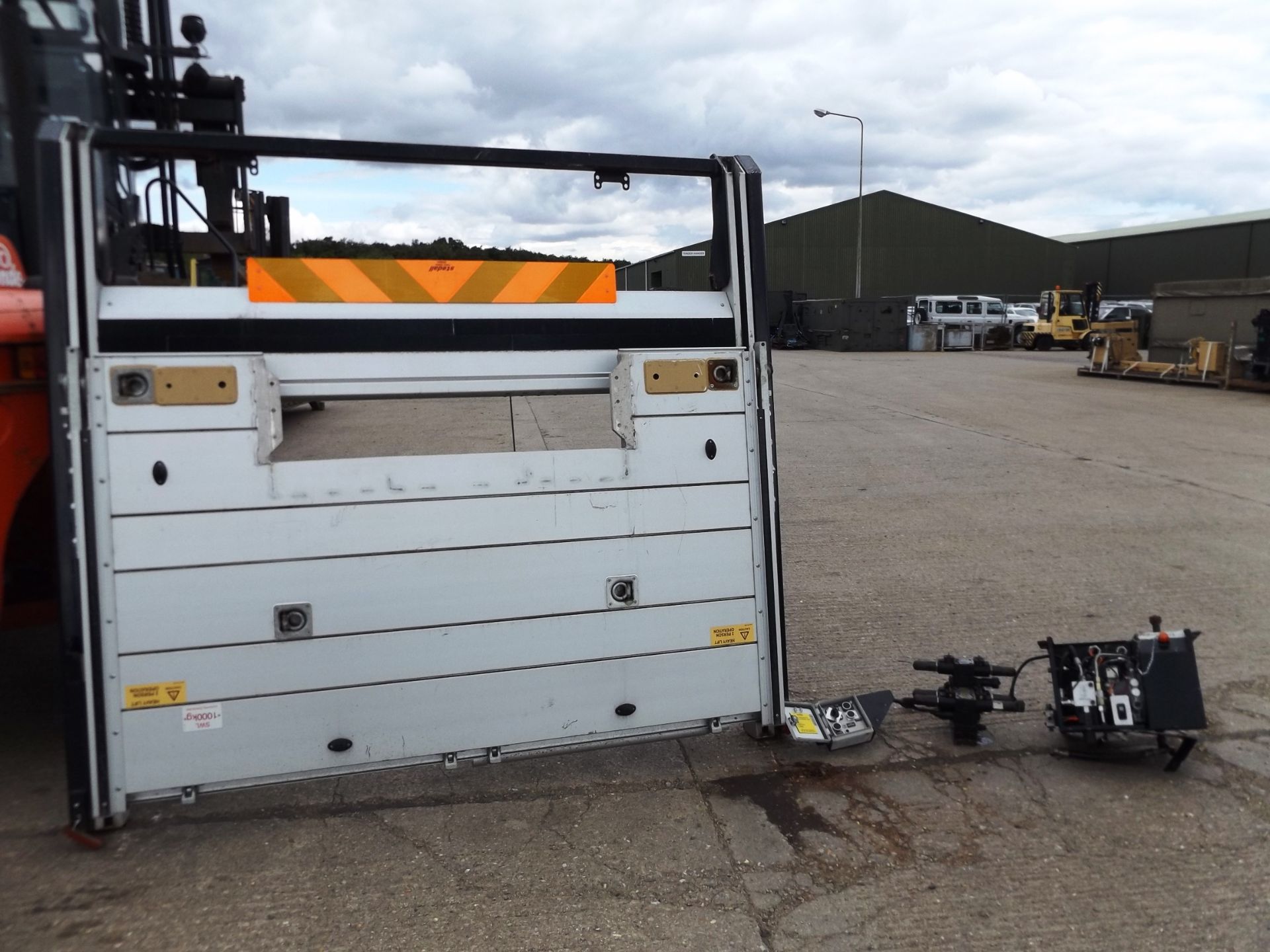 1000kg Tail Lift complete with hydraulic pump and control unit - Image 3 of 9