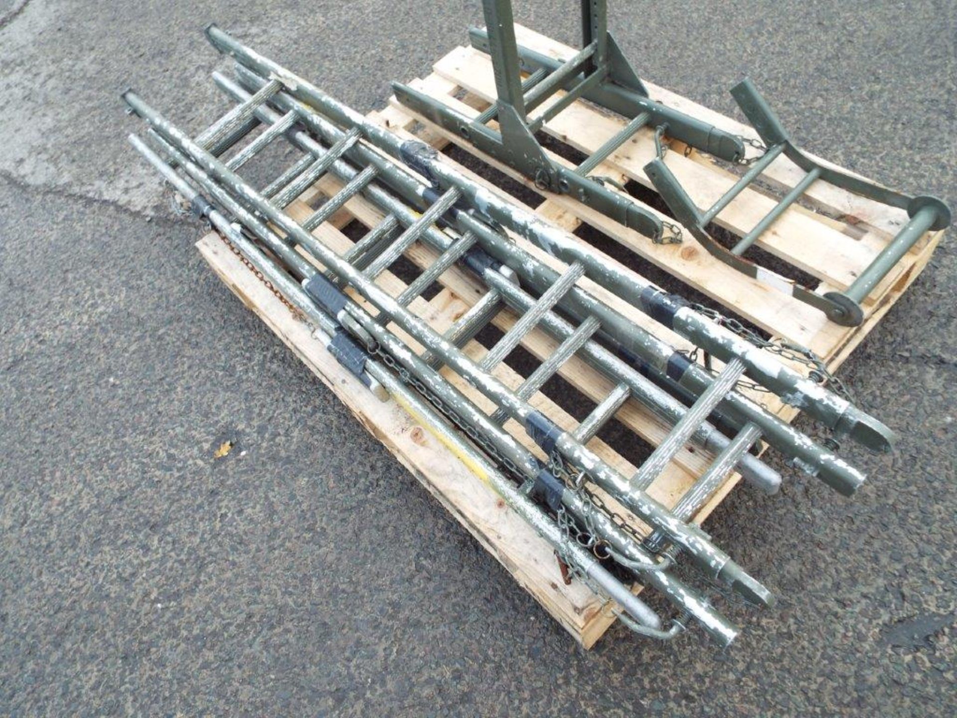 4 Section Military Aluminium Scaling/Assault Ladder with Ridge Hook and Roller Attachments - Image 2 of 7