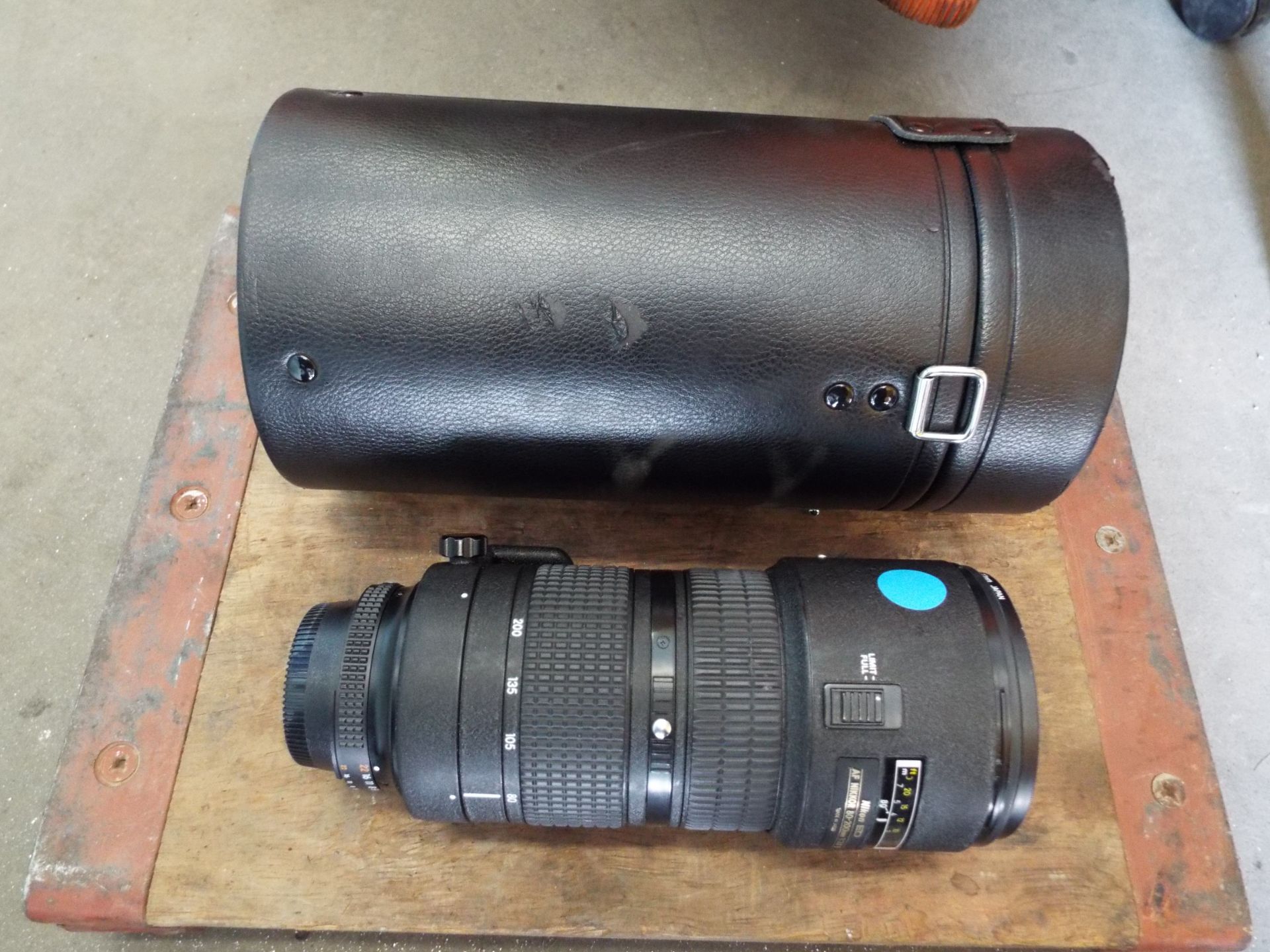 Nikon ED AF Nikkor 80-200mm 1:2.8 D Lense with Leather Carry Case