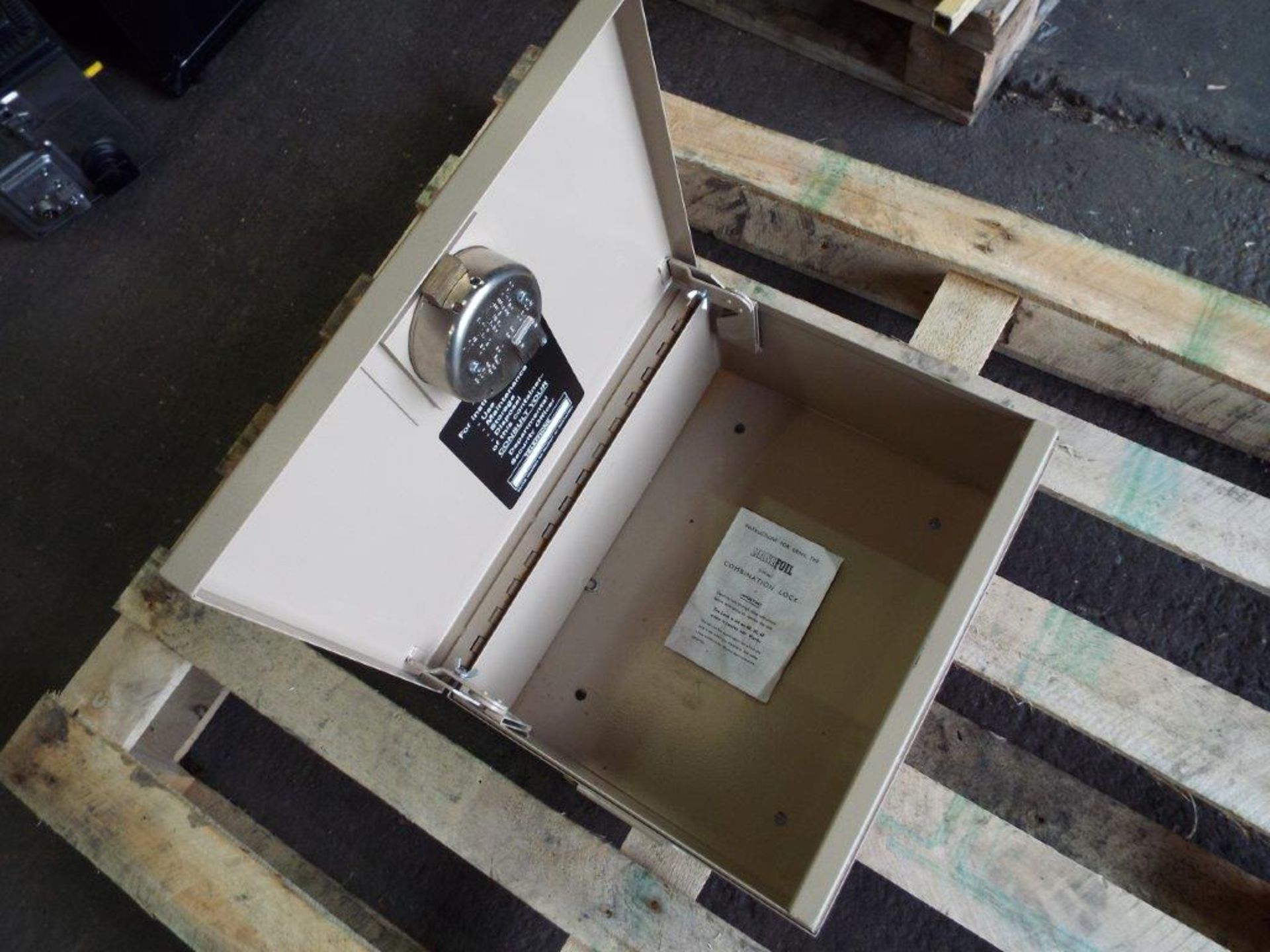 Chubb Manifoil 3-Wheel Combination Safe Box - Image 5 of 7