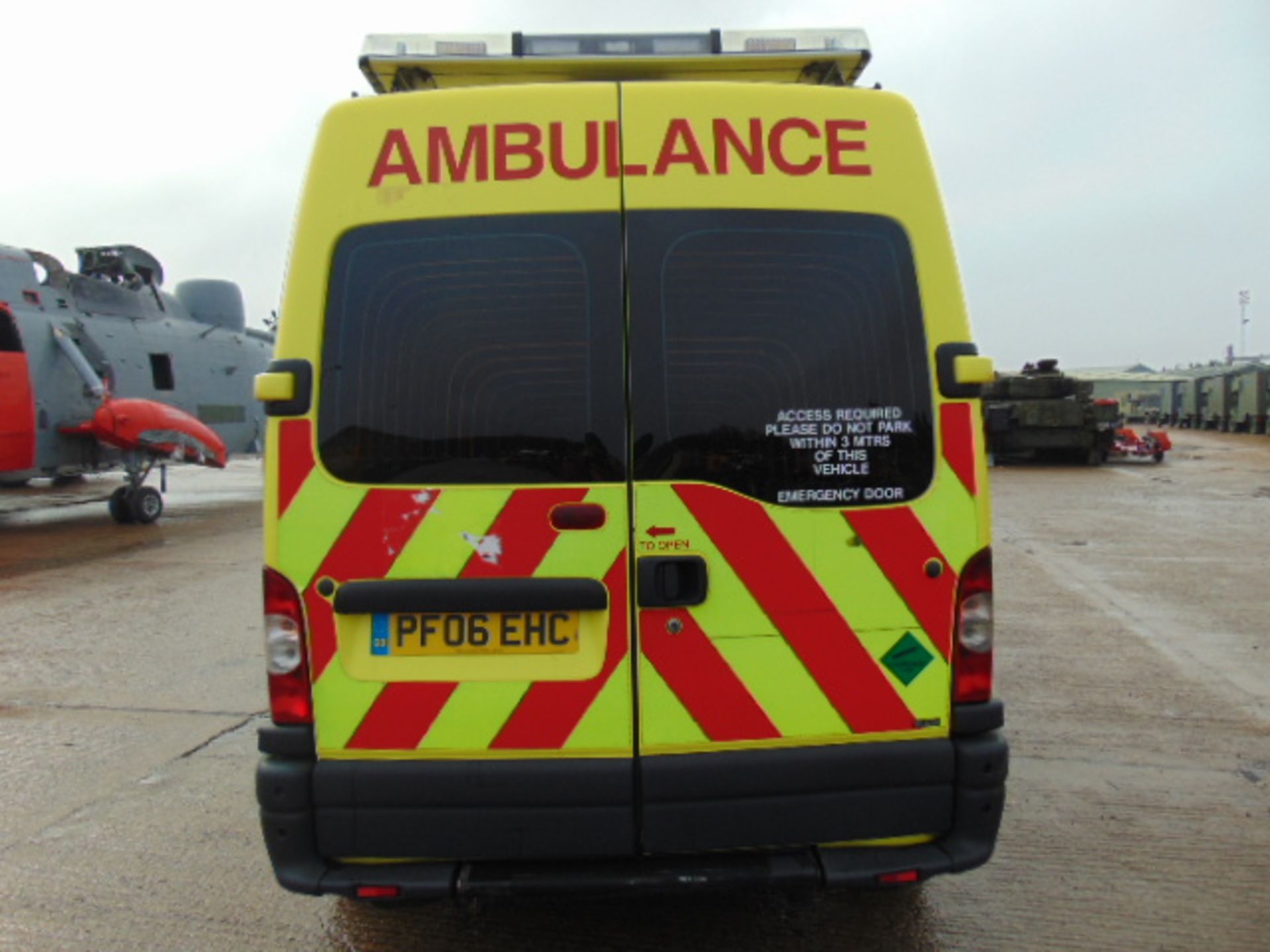 Renault Master 2.5 DCI ambulance - Image 7 of 16