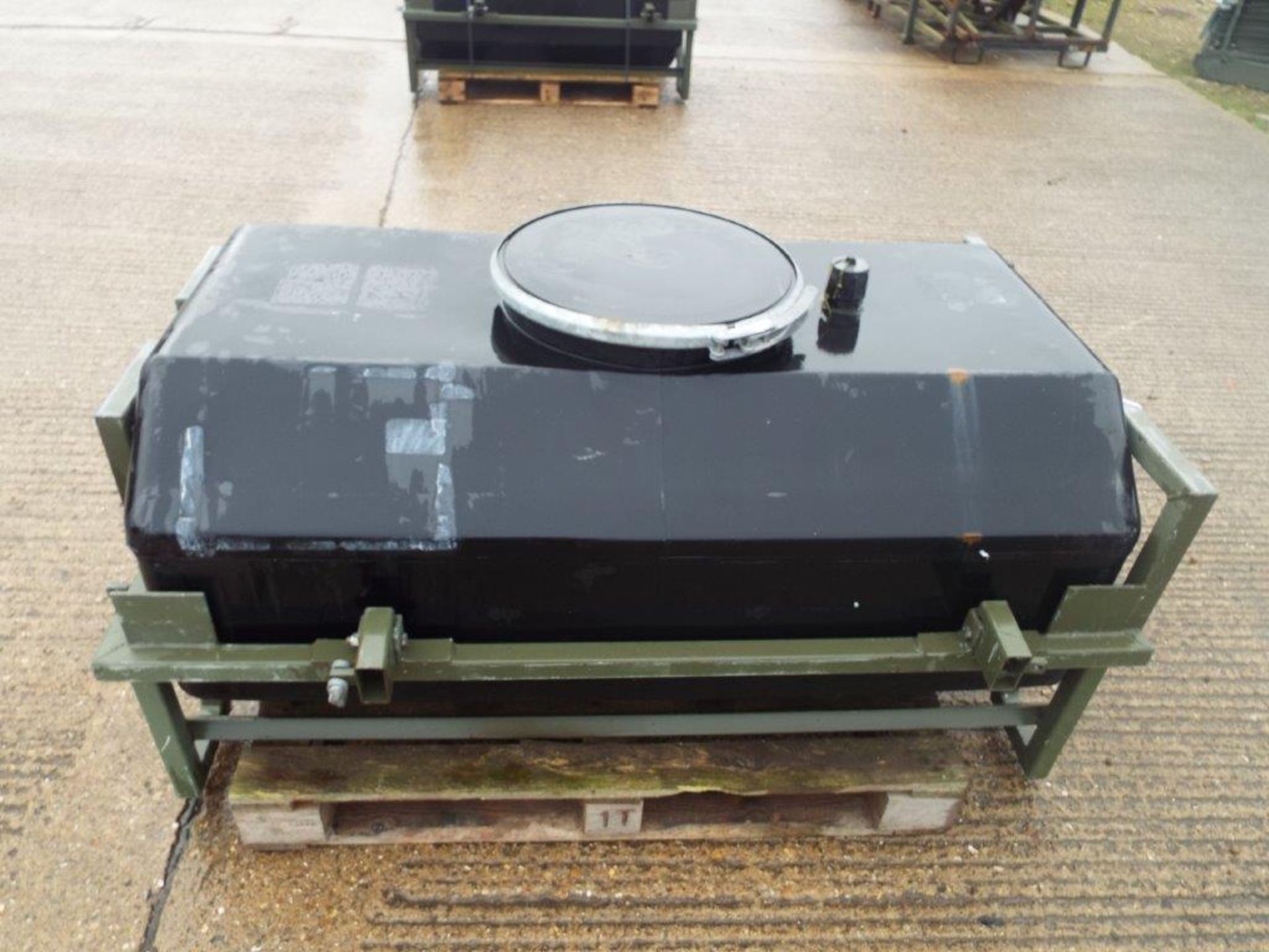 Trailer Mountable Water Tank with Frame - Image 2 of 7