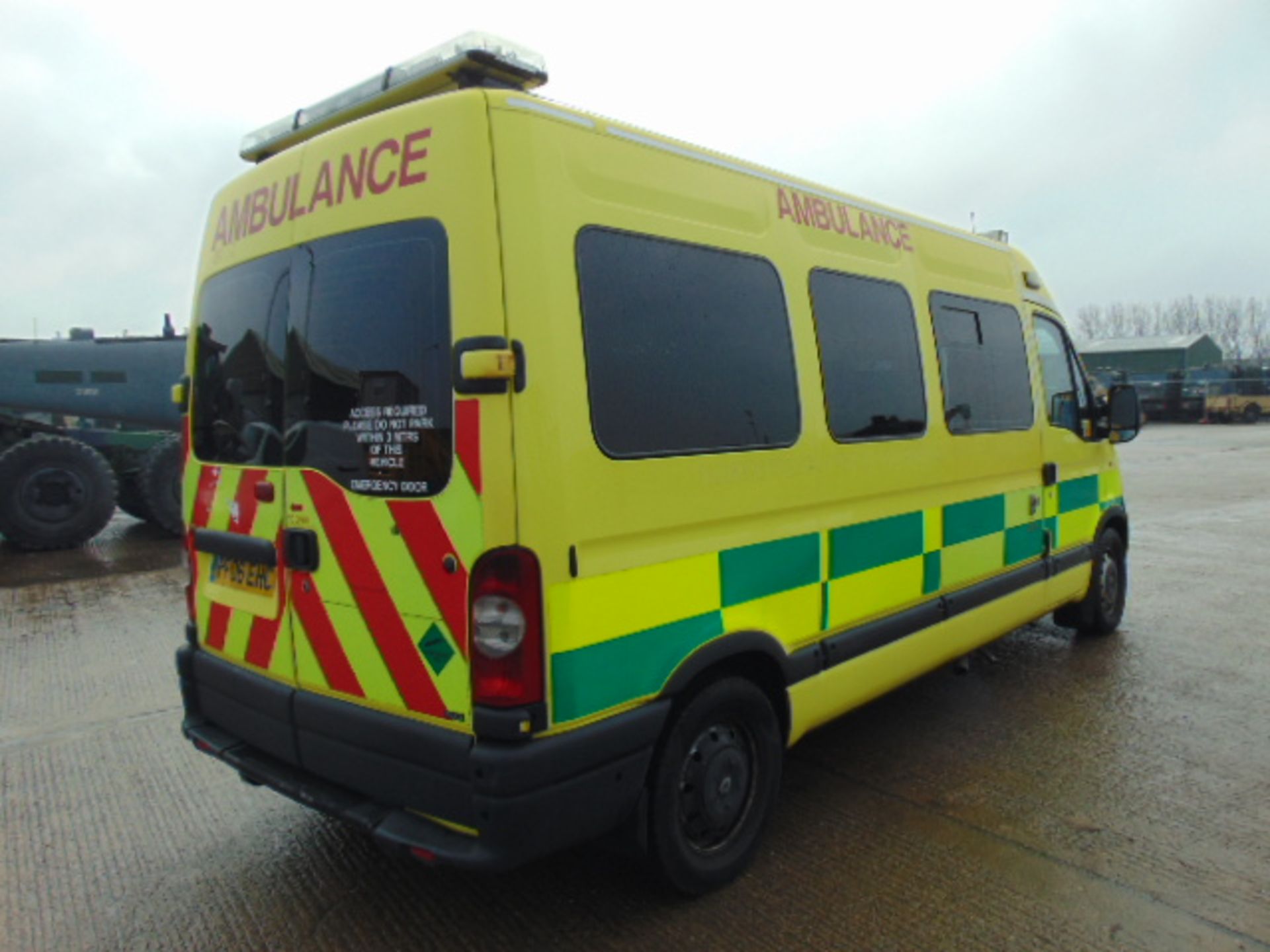 Renault Master 2.5 DCI ambulance - Image 8 of 16