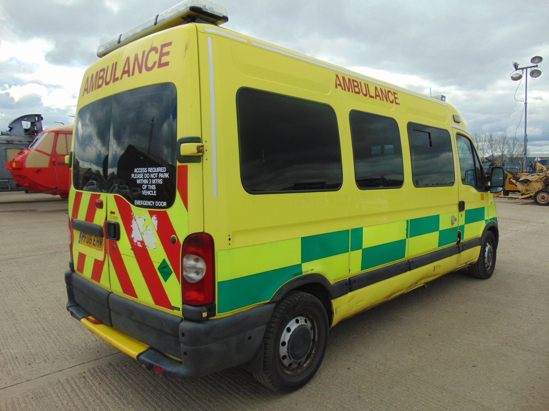 Renault Master 2.5 DCI ambulance - Image 9 of 19