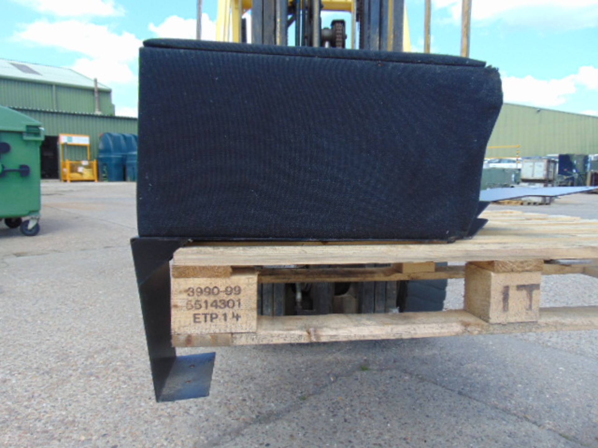 Lockable Vehicle Weapons Case with Mounting Frame - Image 4 of 8