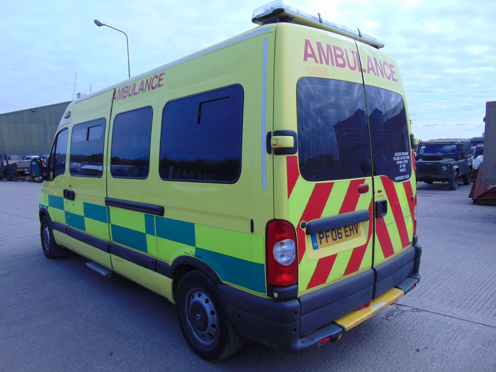 Renault Master 2.5 DCI ambulance - Image 6 of 18