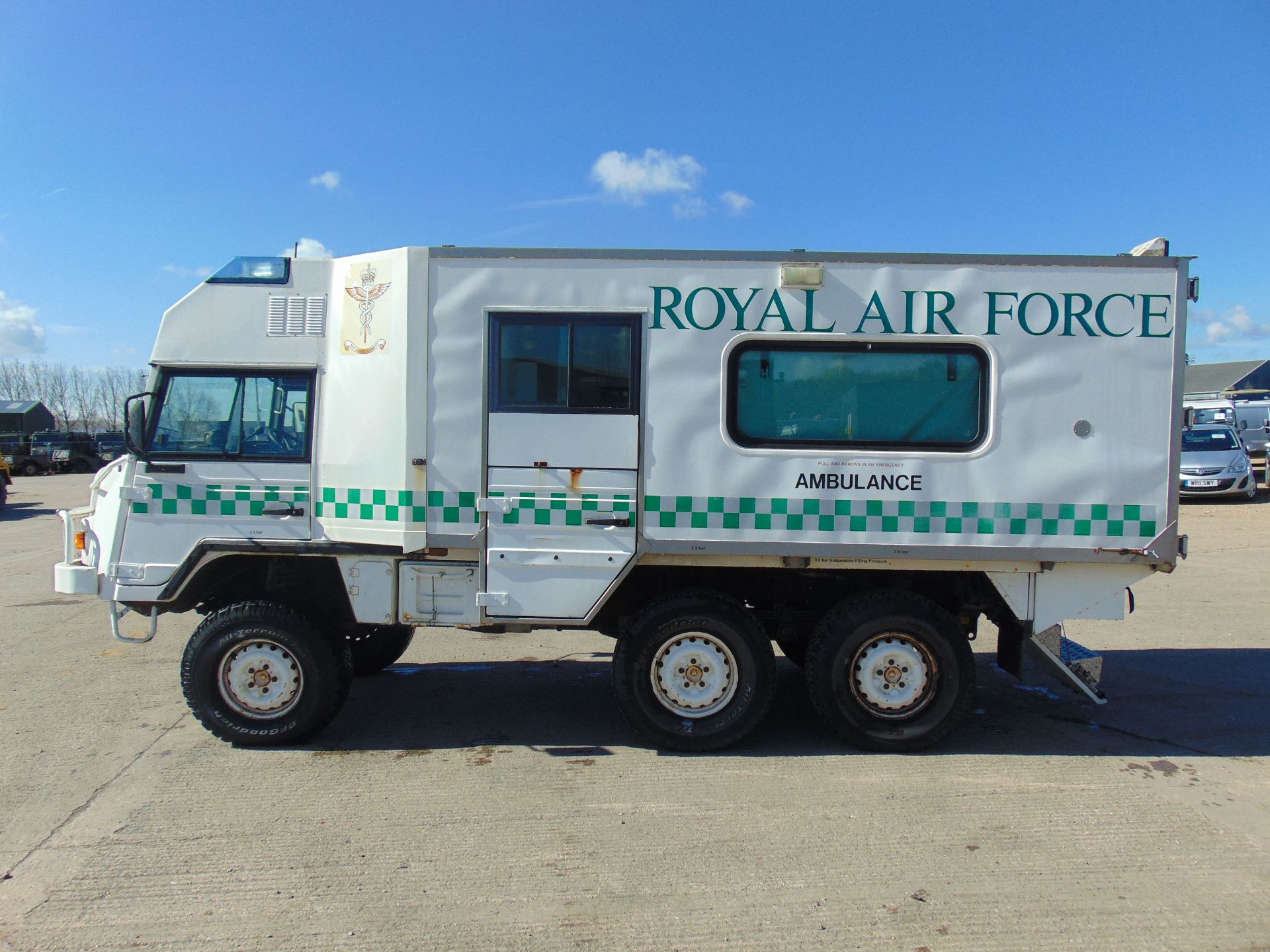 Military Specification Pinzgauer 718 6x6 Ambulance - Bild 4 aus 18