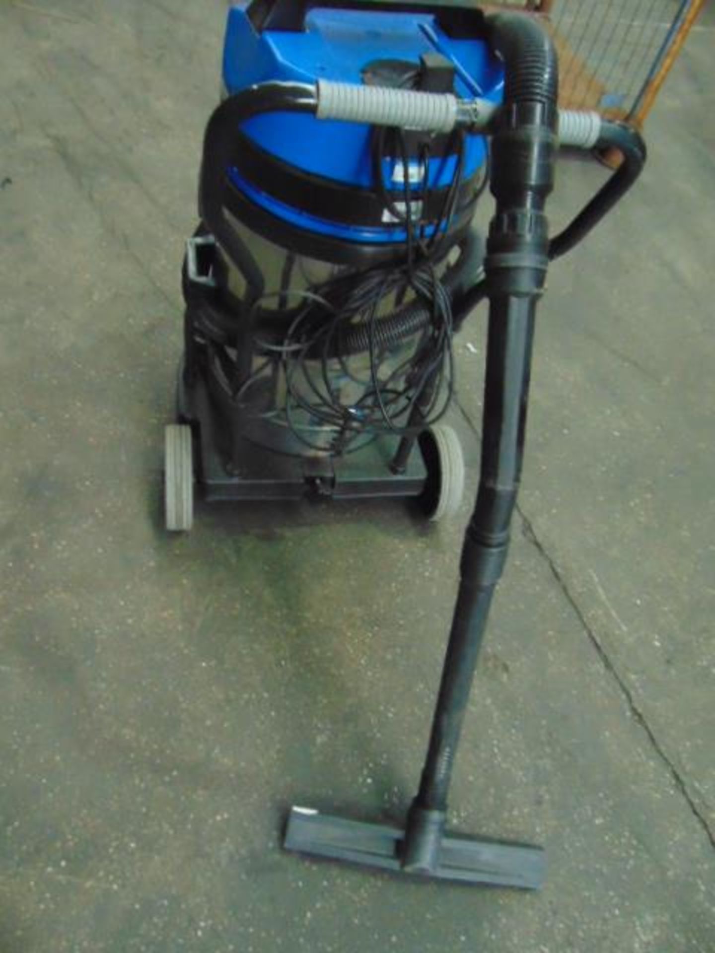 Mastervac MVW 371 1100 WATT WET AND DRY VACUUM - 35LTR - Image 4 of 6