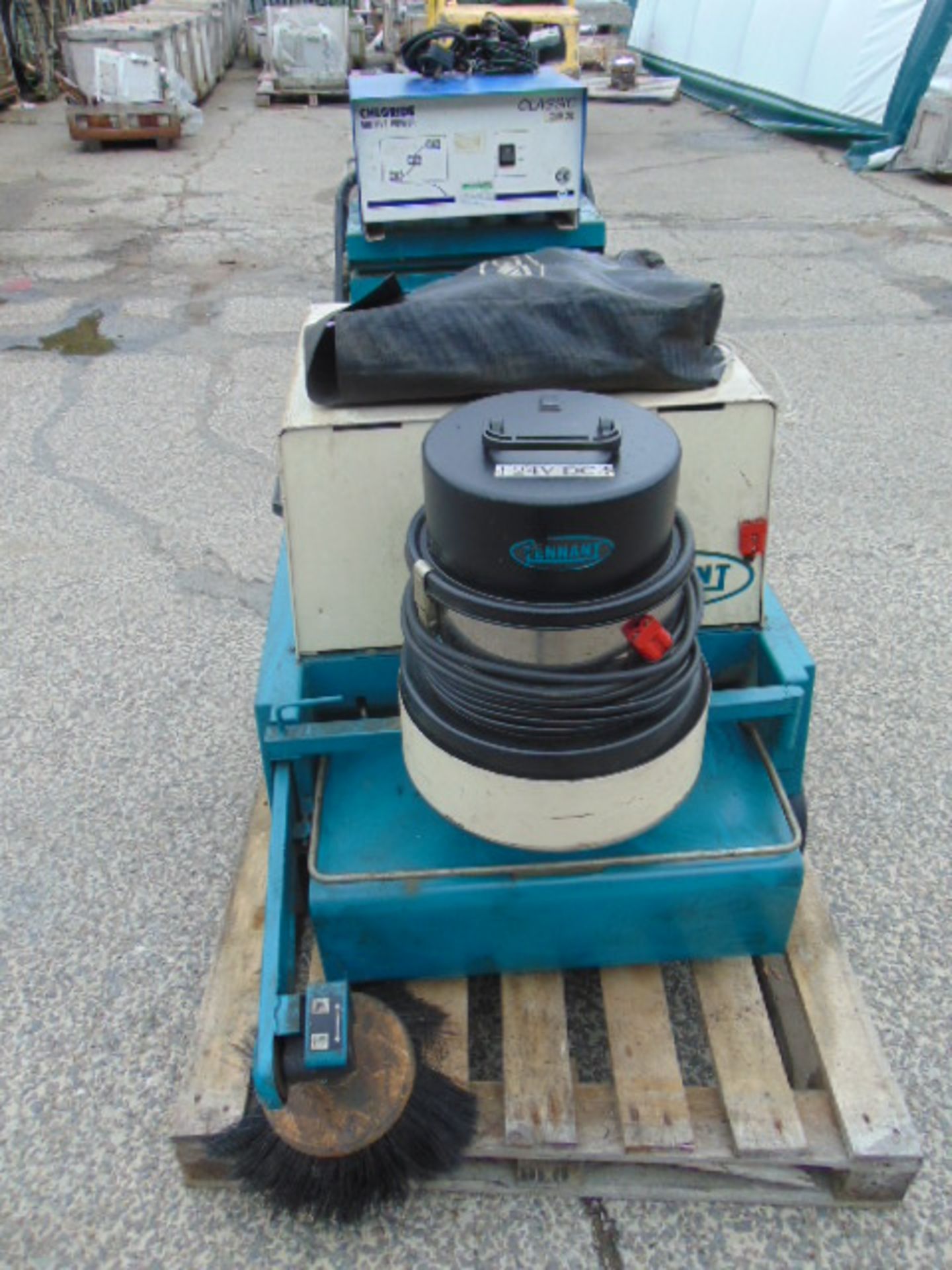 Tennant 42E Walk Behind Electric Sweeper with Vacuum Cleaner C/W Charger - Image 3 of 12