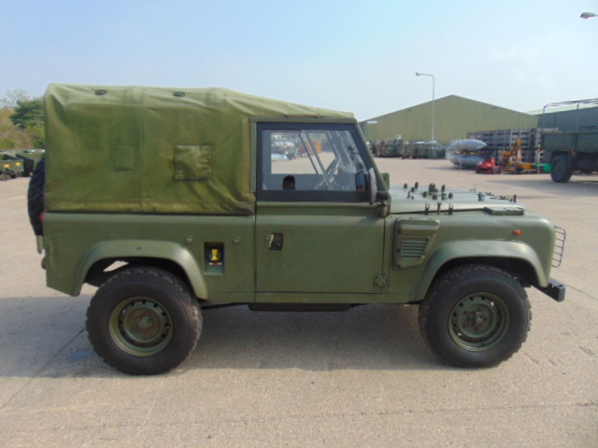 Military Specification Land Rover Wolf 90 Soft Top - Bild 8 aus 26