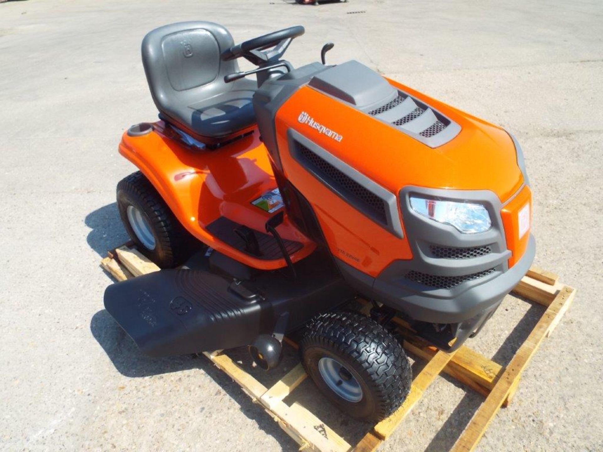 Husqvarna YTA22V46 22-HP V-twin Automatic 46-in Ride On Lawn Tractor