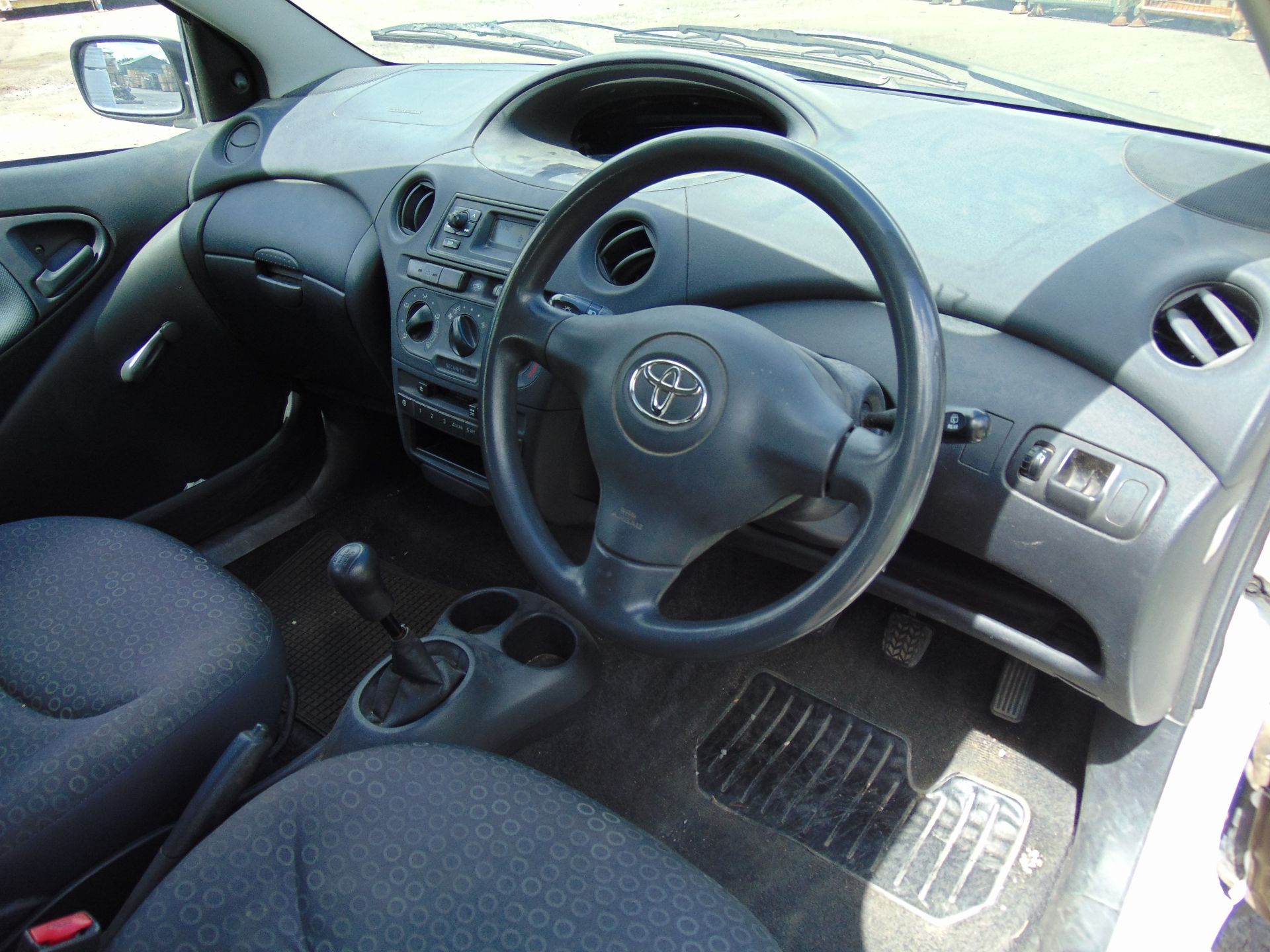 Toyota Yaris 1.4 D4D - Image 11 of 15