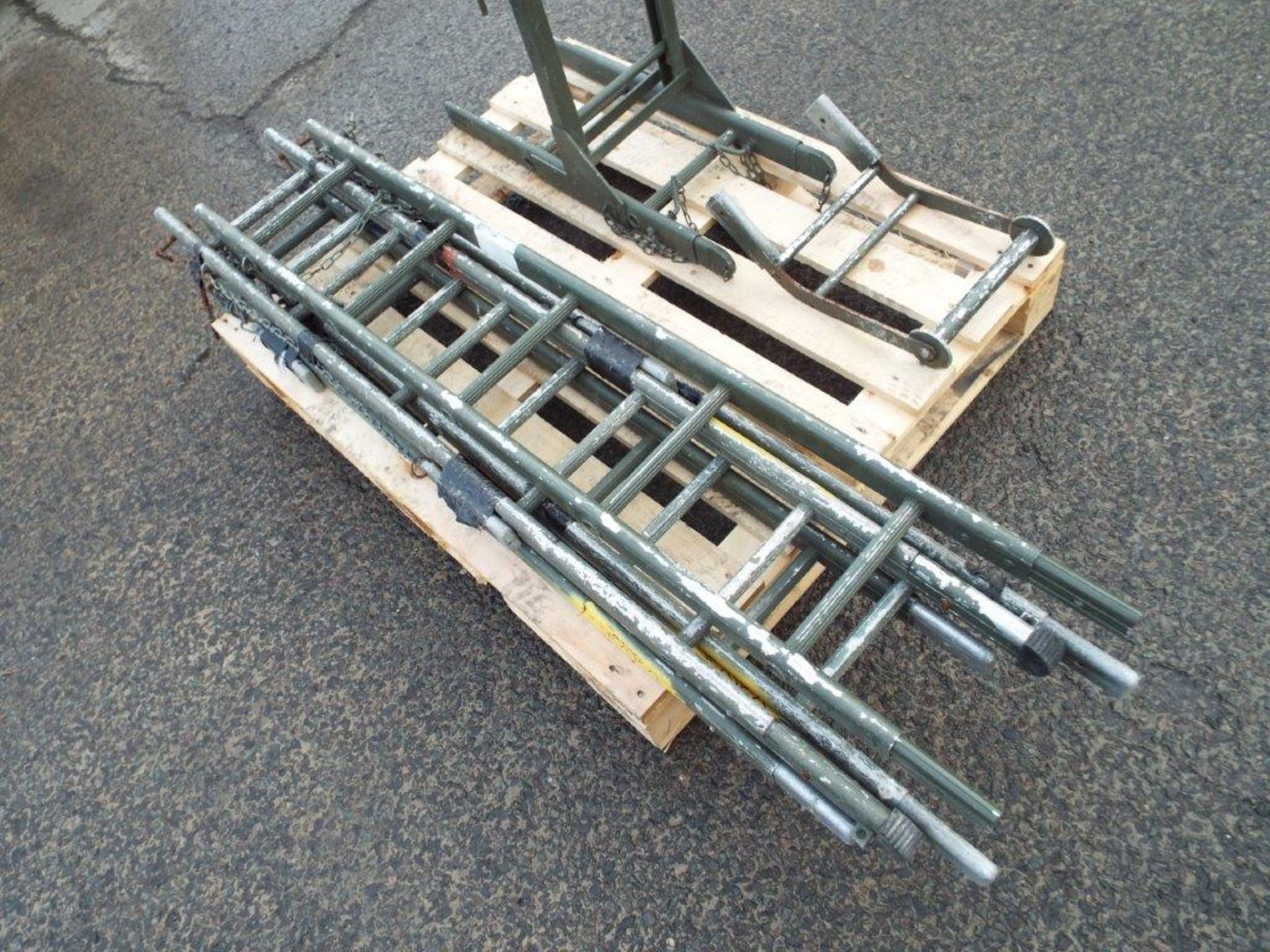 4 Section Military Aluminium Scaling/Assault Ladder with Ridge Hook and Roller Attachments - Image 2 of 7