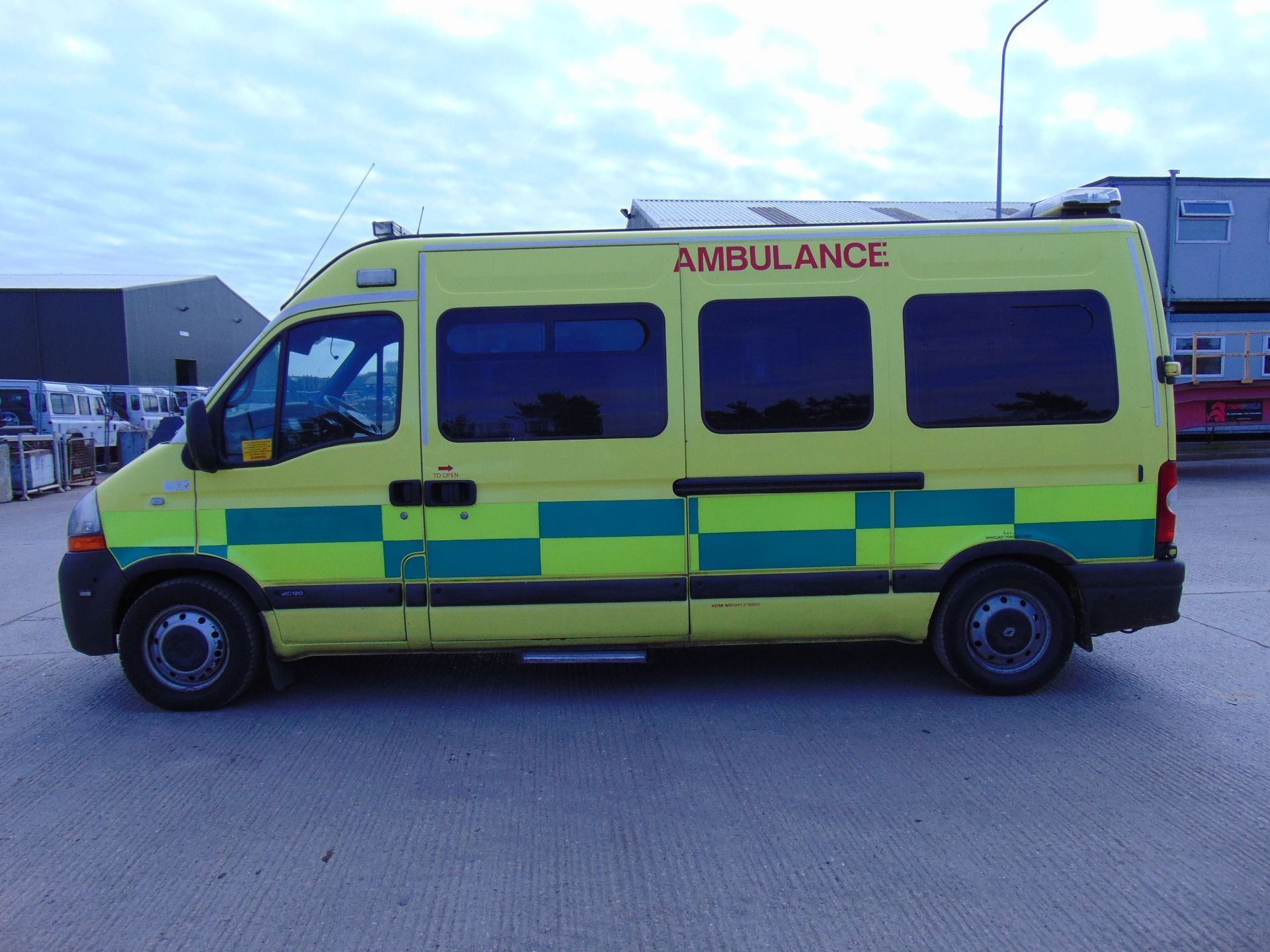 Renault Master 2.5 DCI ambulance - Image 4 of 18