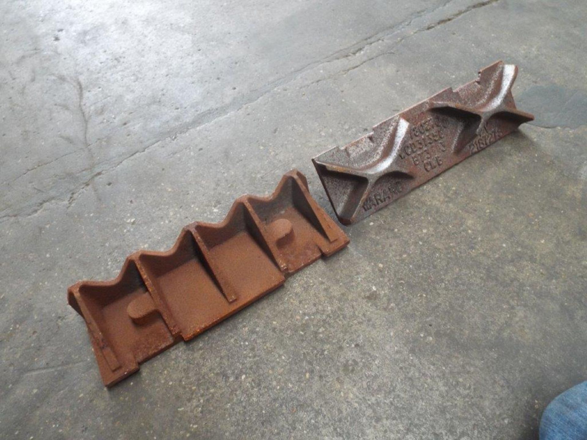 Approx 40 x Mixed Track Grousers / Crampons P/No FV2027692 / FV2187288 - Bild 2 aus 7