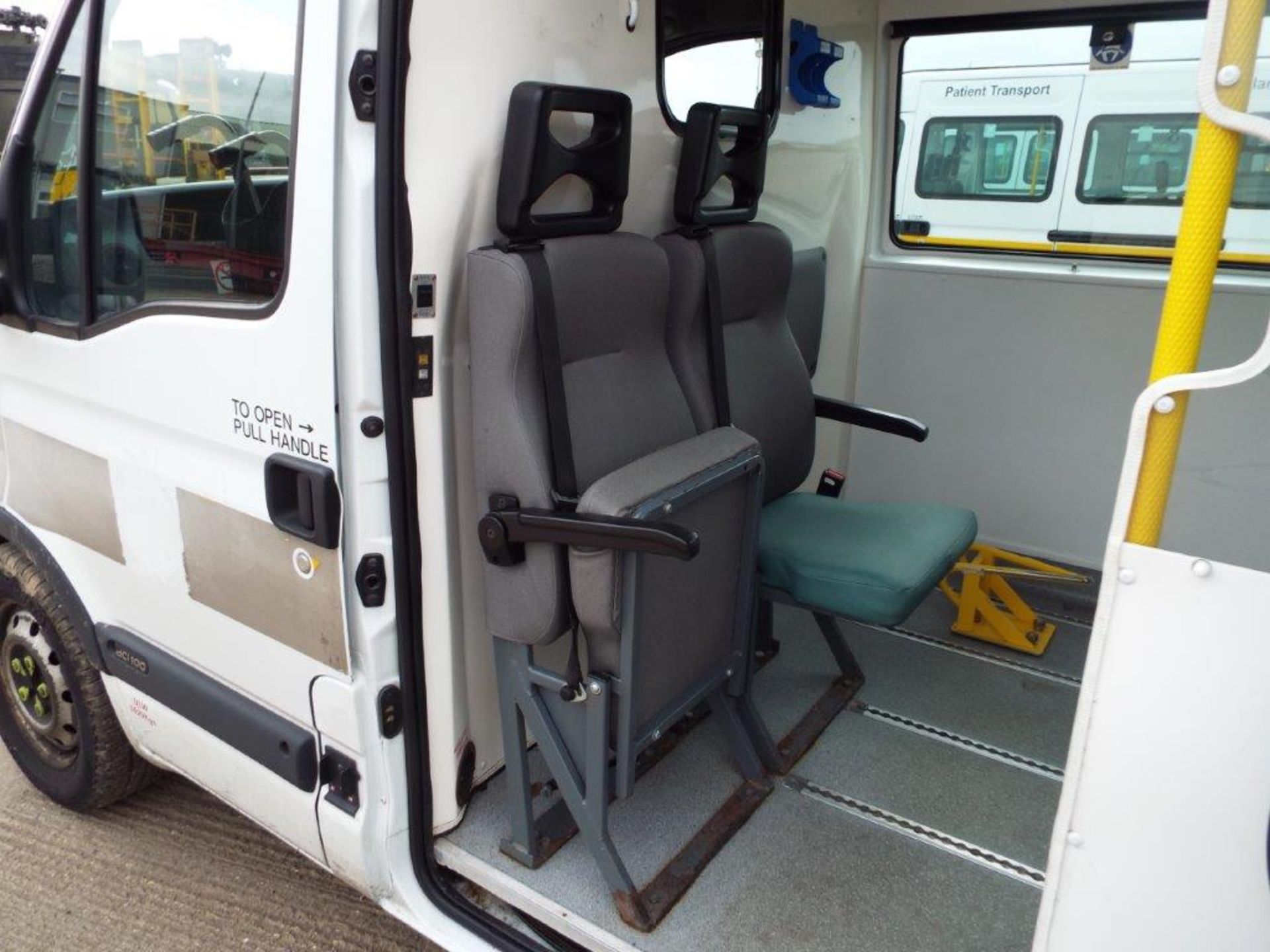 Renault Master 2.5 LM35 DCI Ambulance with Ricon 350KG Tail Lift - Image 20 of 31