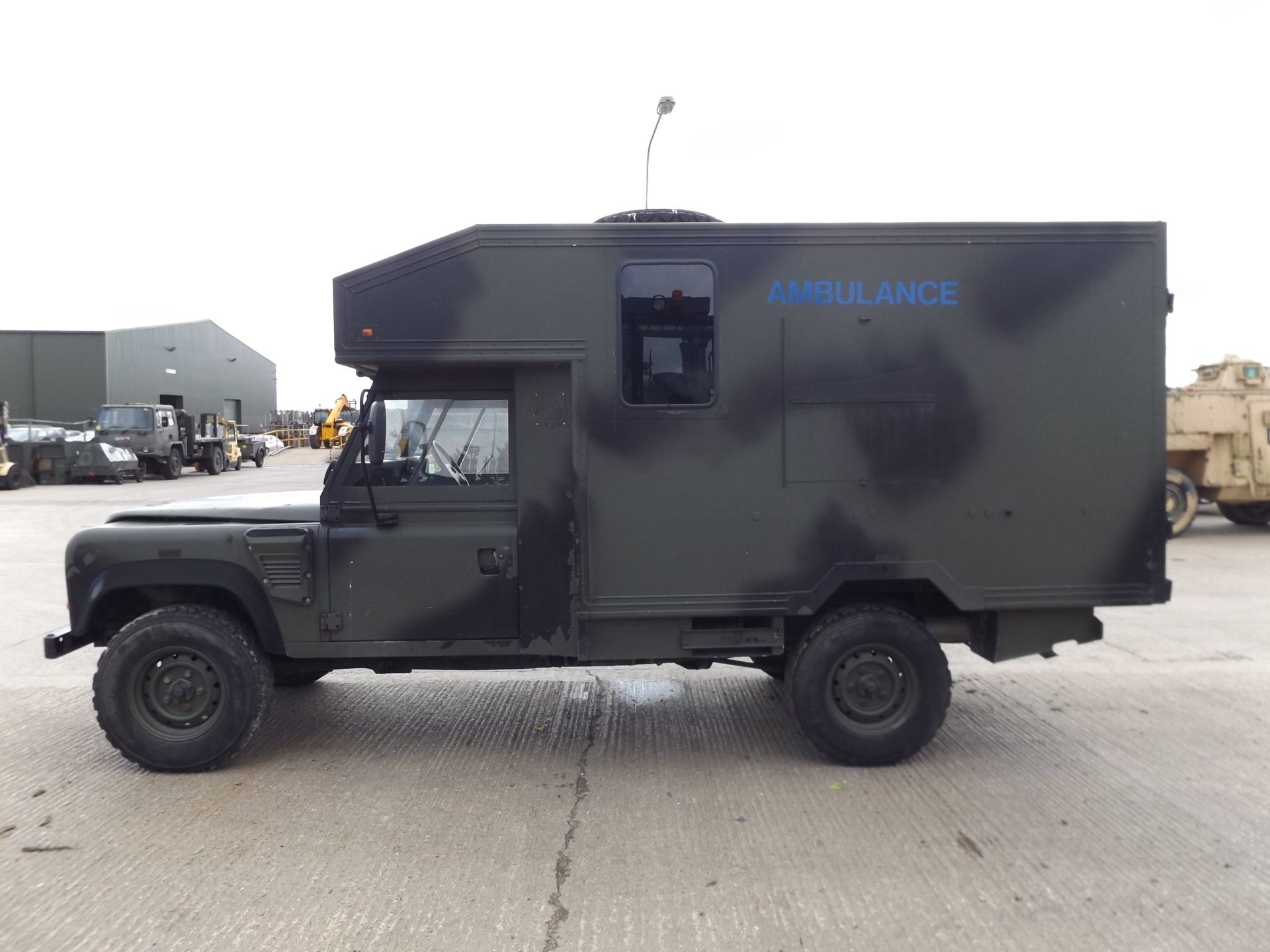 Military Specification Land Rover Wolf 130 ambulance - Bild 4 aus 18