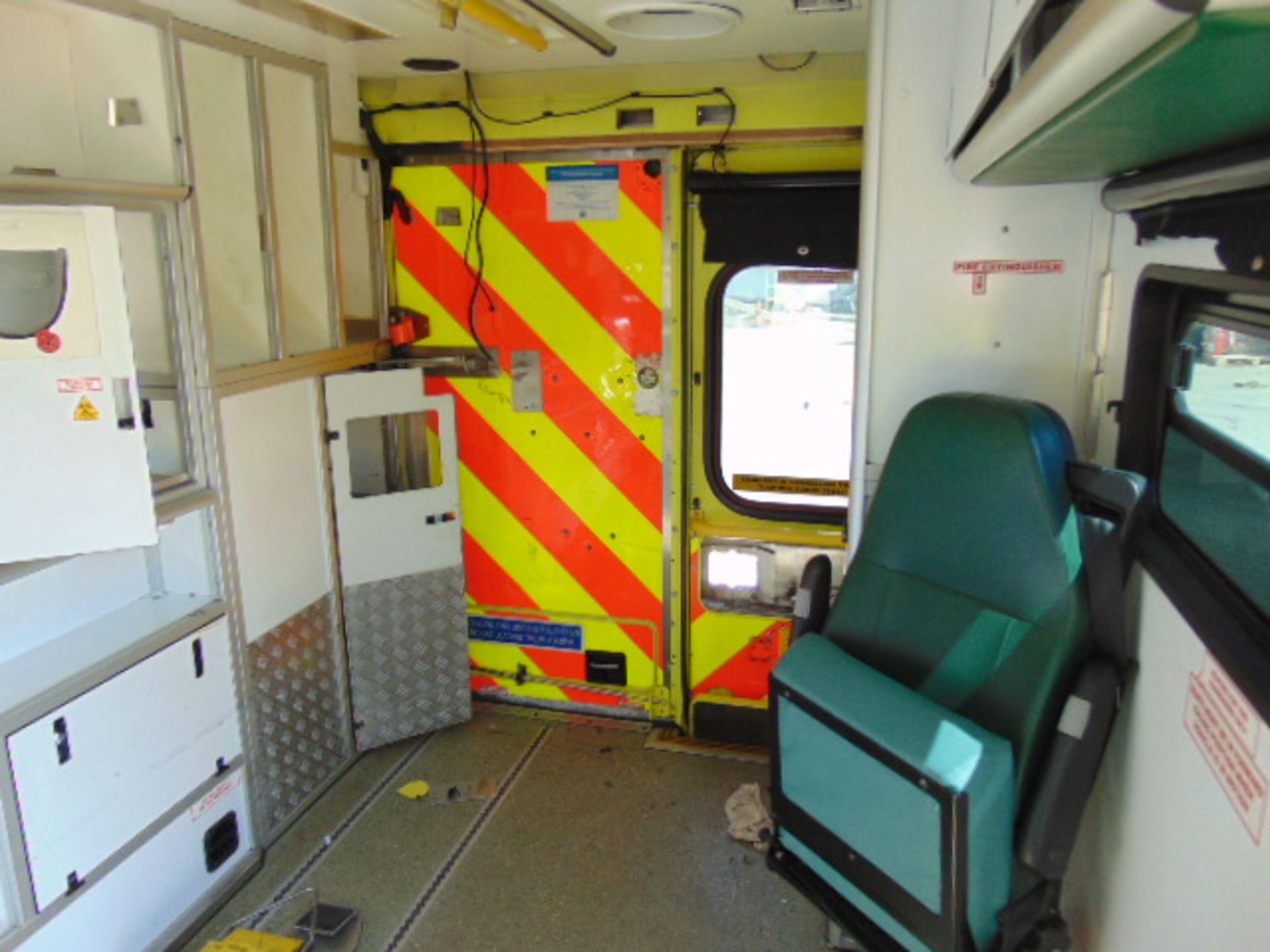 RHD Mercedes Sprinter 515 CDI Turbo diesel ambulance - Image 13 of 16