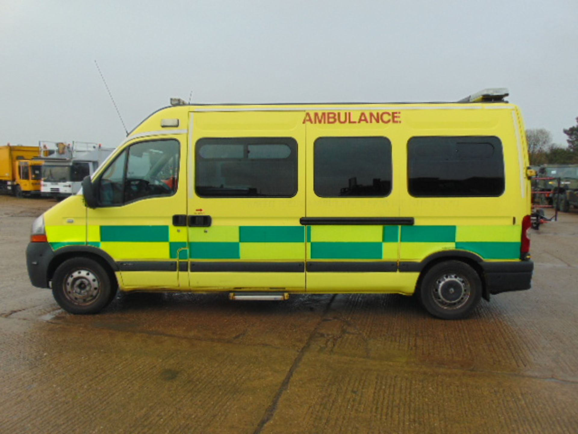 Renault Master 2.5 DCI ambulance - Image 4 of 16