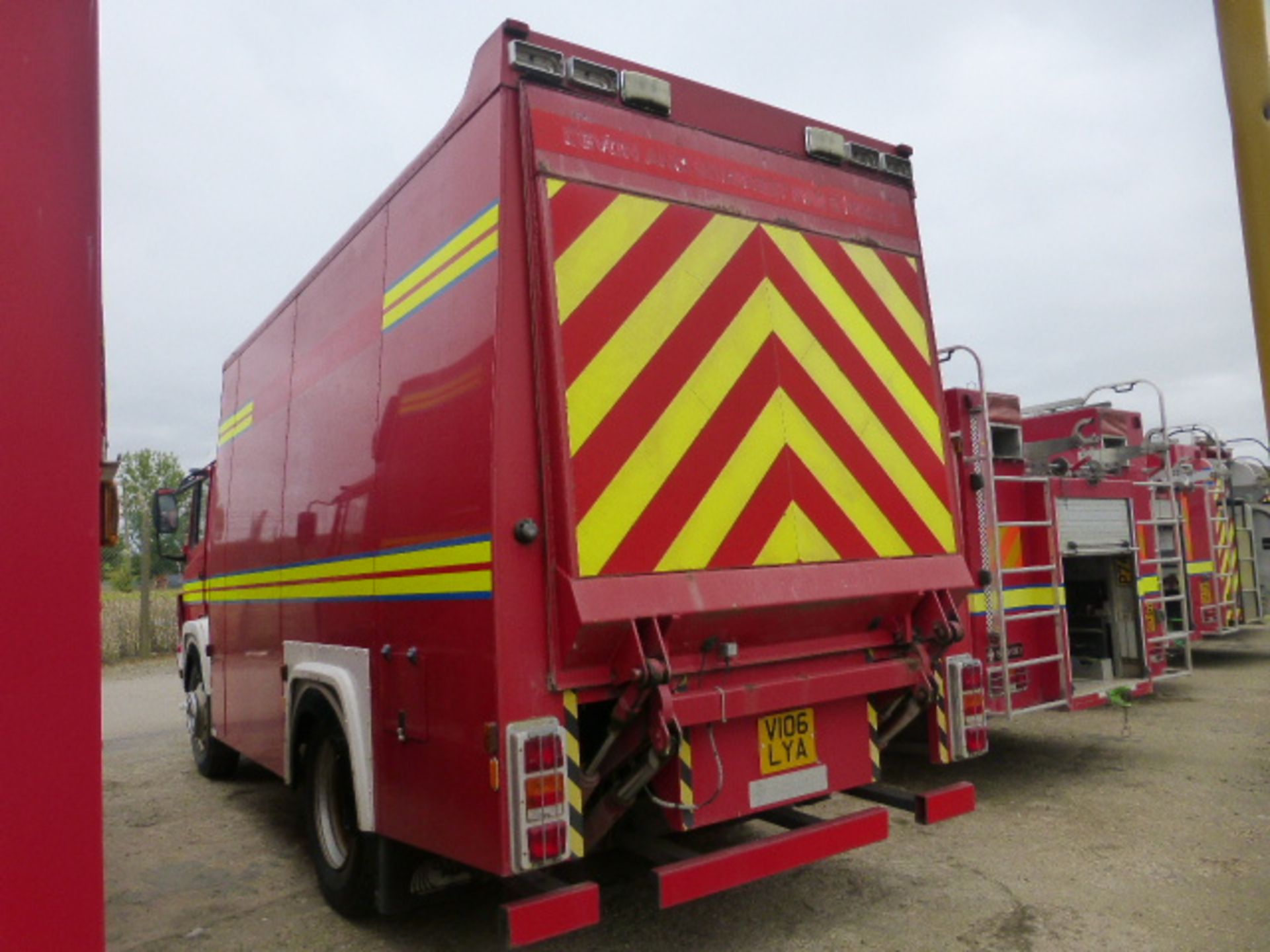 Mercedes 1324 Foam /chemical transport vehicle Fire Engine - Image 2 of 5