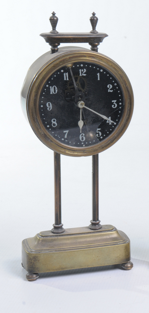 A silent Kee-less clock circa 1920
With a clear glass dial with white painted Arabic numerals, the