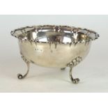 An Edward VII hallmarked silver circular bowl 
Having cast scalloped rim,