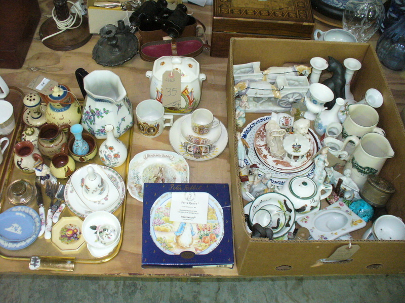 2 Trays of decorative ceramics including a Losol Ware jug, various trinket dishes,