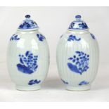 A pair of Chinese blue and white porcelain vases and covers, late Qing Dynasty (1644-1912)
Of