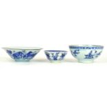 A collection of three Chinese porcelain blue and white bowls, late Qing Dynasty (1644-1912)
The