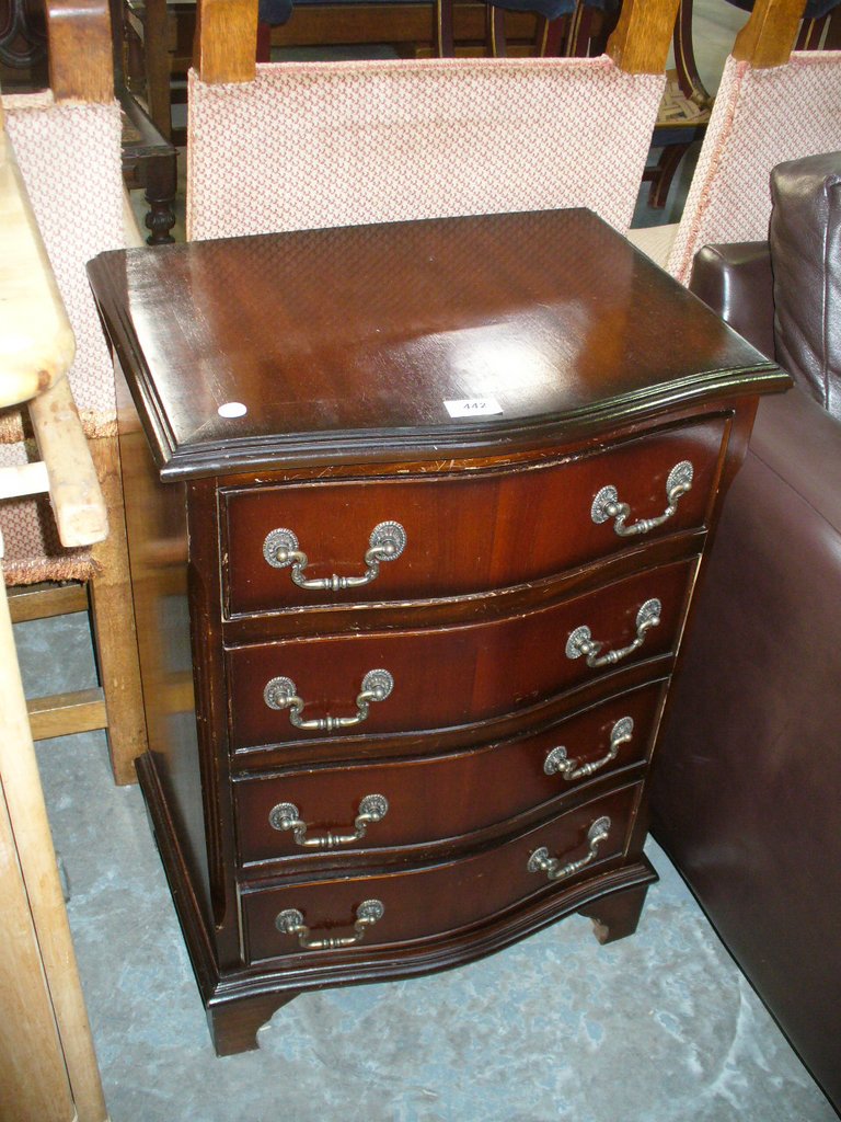 A Reproduction mahogany serpentine chest of 4 drawers, small proportions.