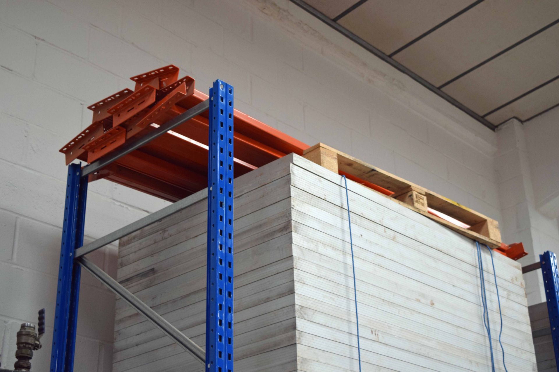 Nine Bays of Heavy Duty Pallet Racking comprising Eleven 4.6M x 0.9M Uprights, Thirty Six 2.9M Beams - Image 3 of 3