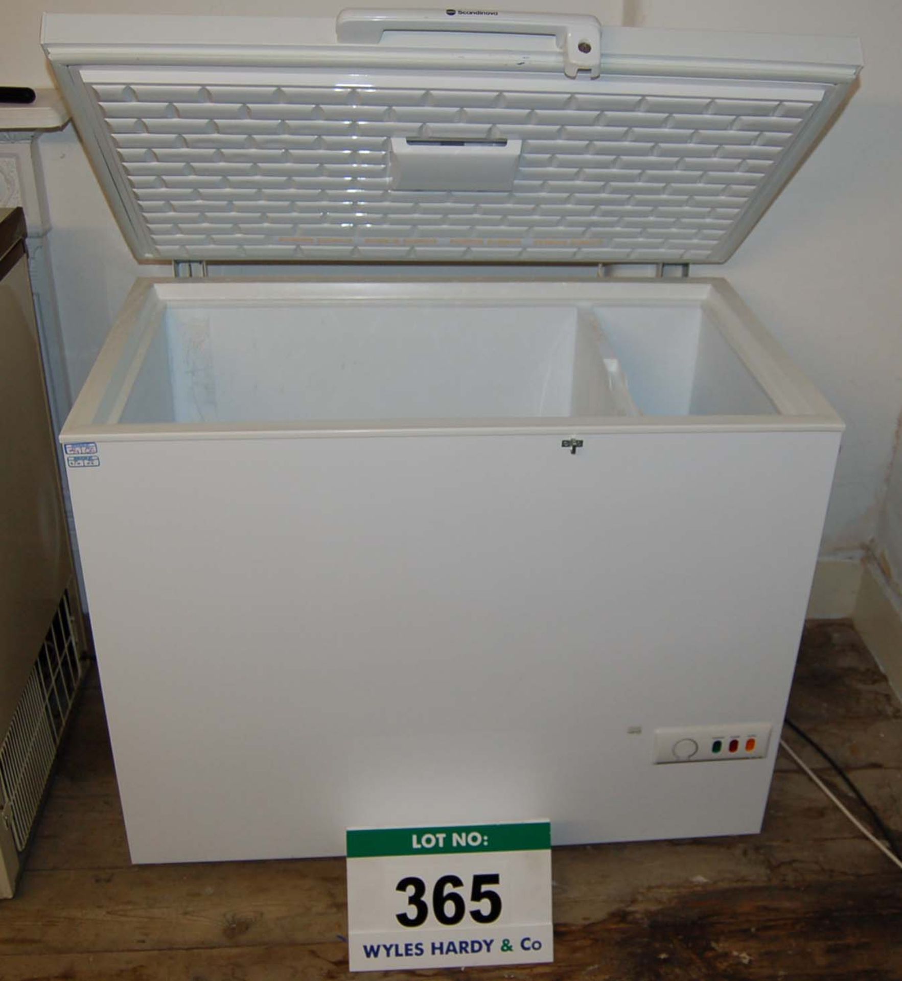 A SCANDINOVA 8cu.ft. Chest Freezer