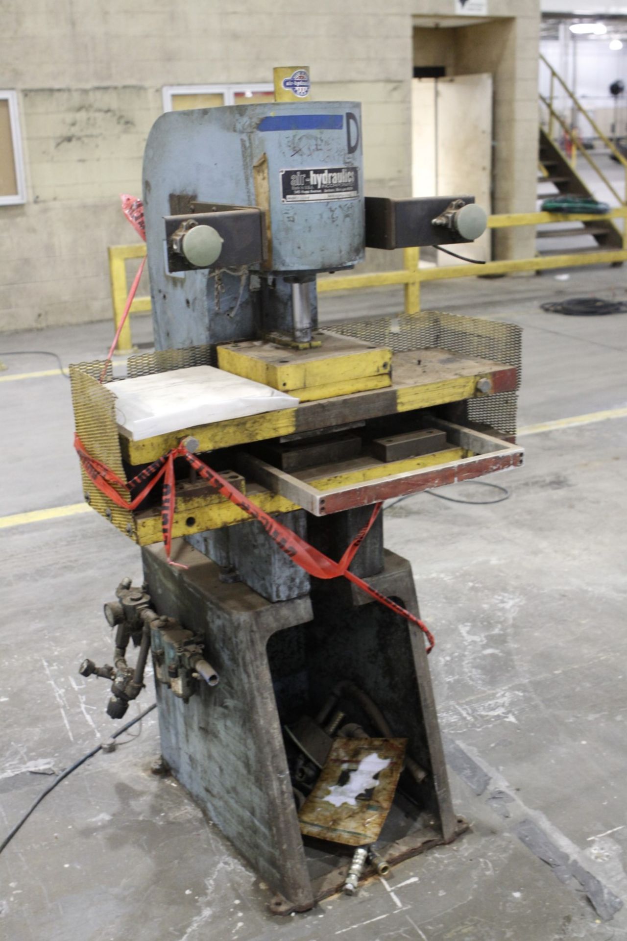 10 TON AIR HYDRAULICS C FRAME PRESS