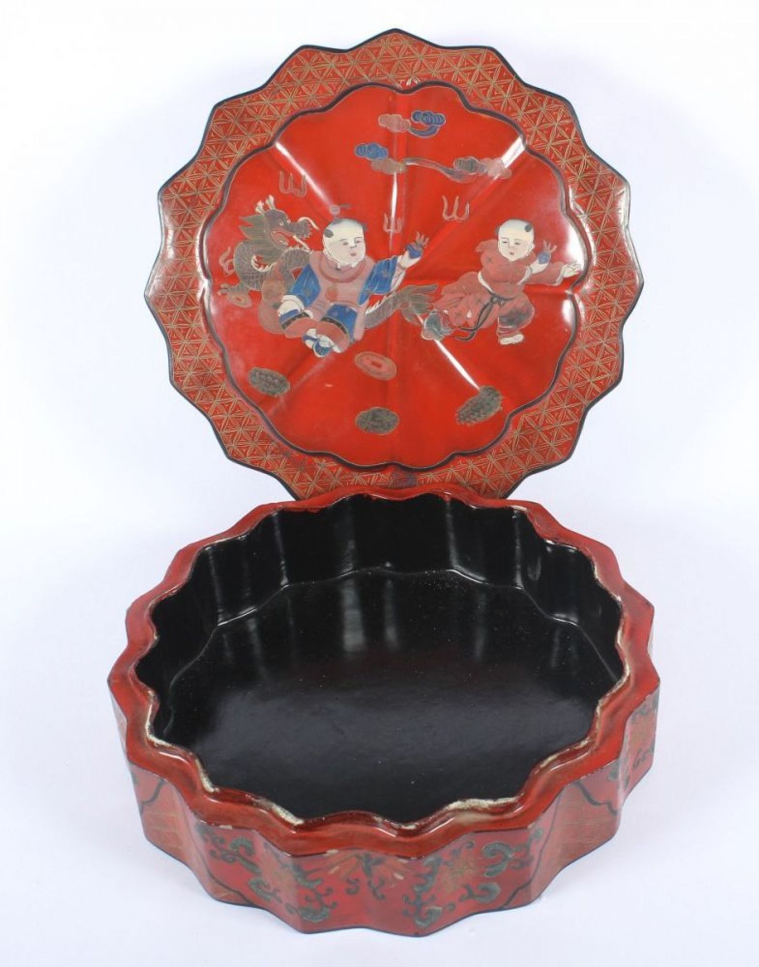 DECKELDOSE, Deckel und Wandung auf rotbraunem Lack farbig dekoriert, innen und Boden schwarz - Bild 2 aus 2