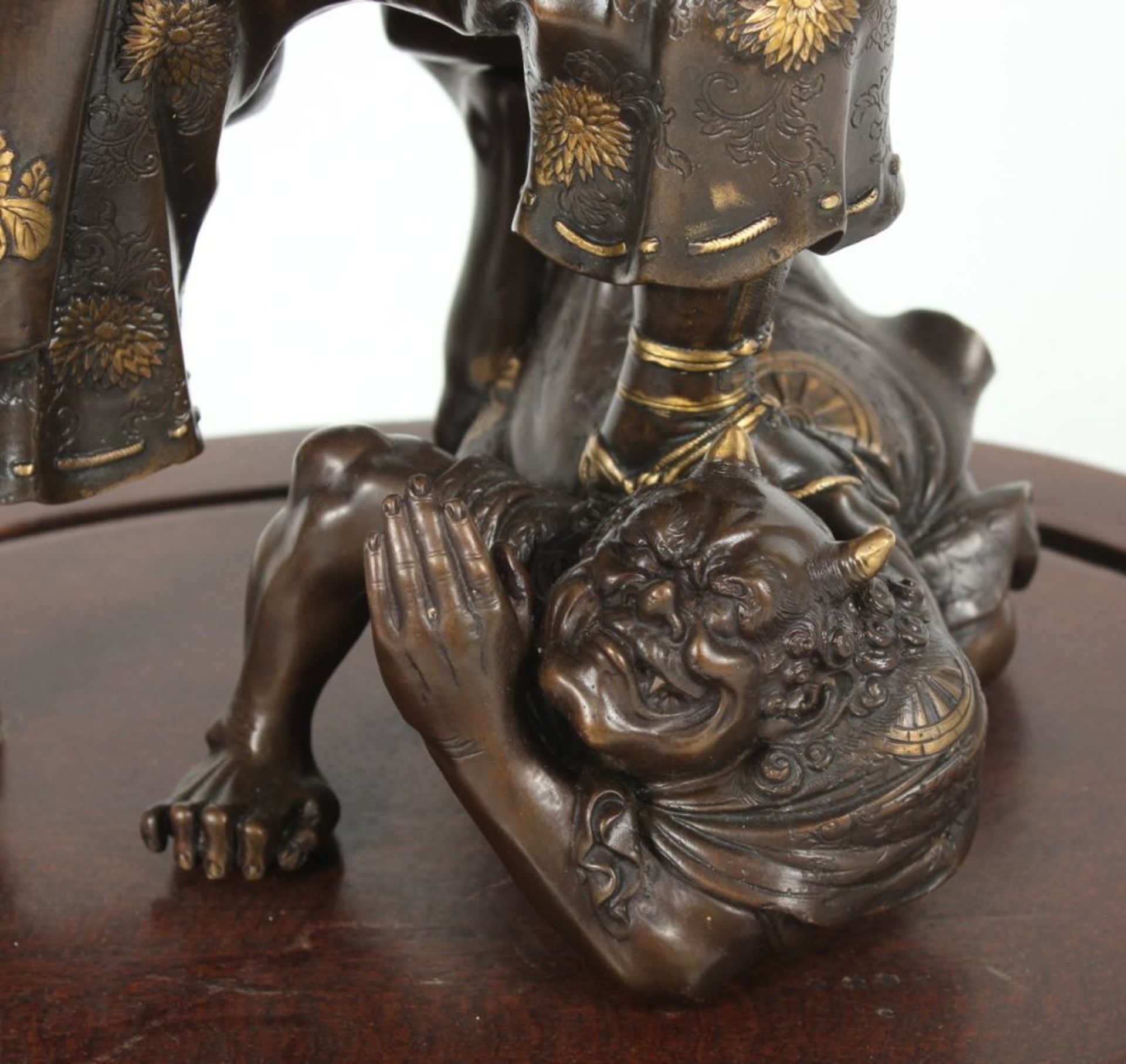 BENKAI UND ZWEI ONI, Bronze, in der Art von Miyao, der jugendliche Benkai steht mit einem Bein auf - Image 2 of 4