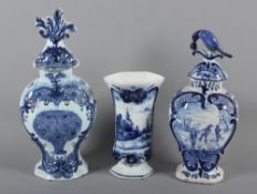 KONVOLUT FAYENCEN, 3tlg., glasiert, blau dekoriert, zwei Deckelvasen und eine Vase, ein