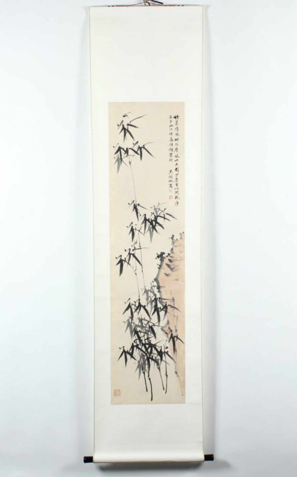 HÄNGEROLLE, Tusche und wenig Farbe auf Papier, Bambus an einem Fels, in der Art von WU HUFAN, - Image 2 of 4