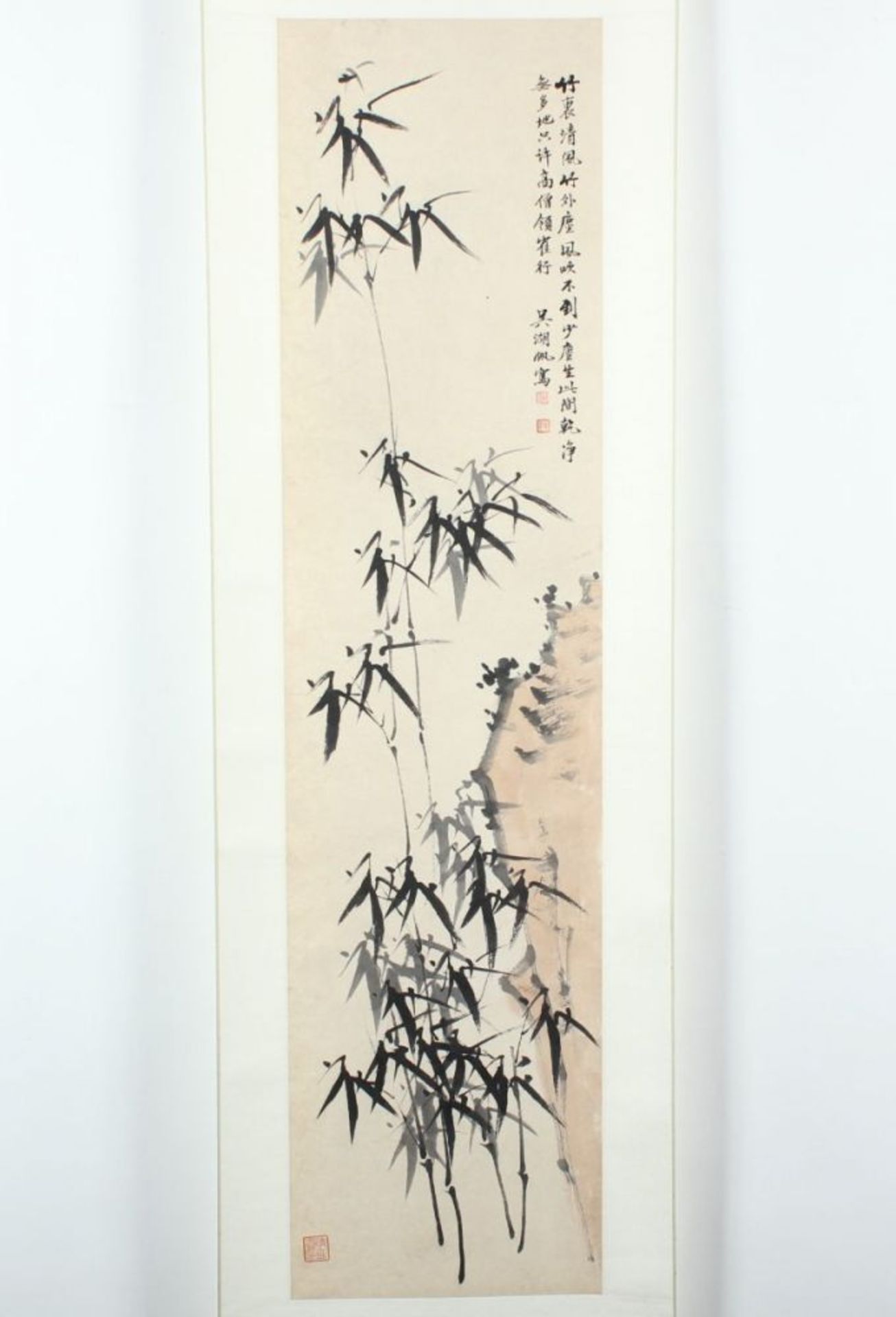 HÄNGEROLLE, Tusche und wenig Farbe auf Papier, Bambus an einem Fels, in der Art von WU HUFAN,