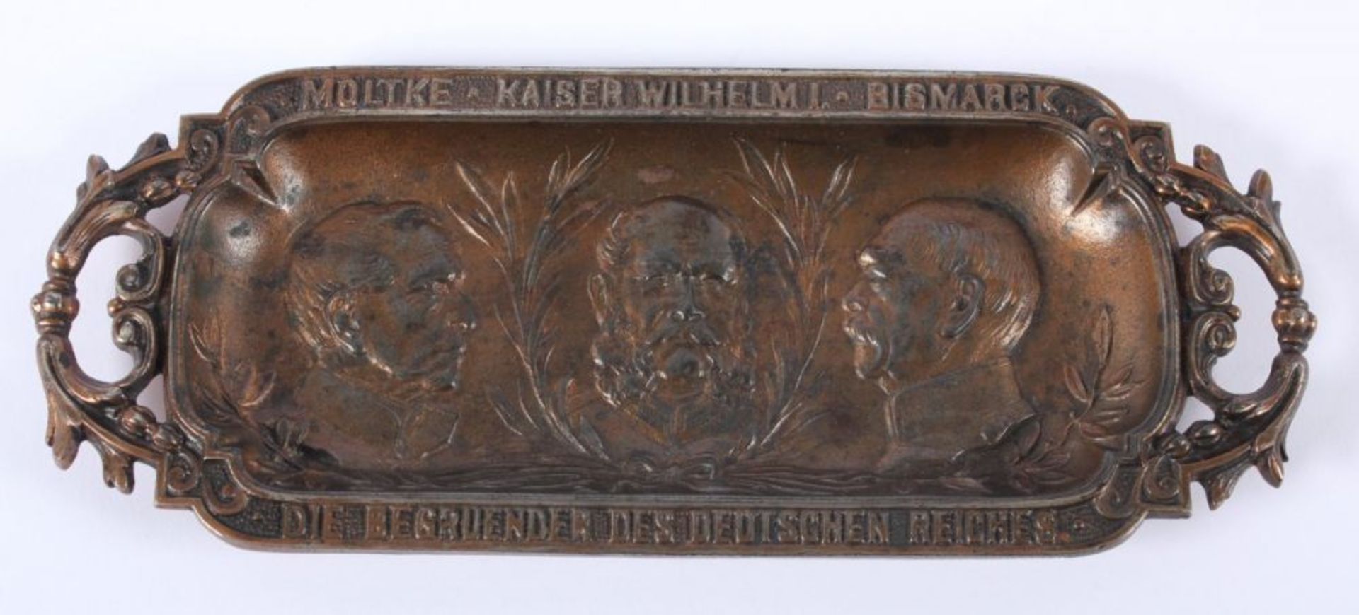 PATRIOTISCHE ABLAGESCHALE, mit Portraits von Moltke, Kaiser Wilhelm I. und Bismarck ("Die Begruender