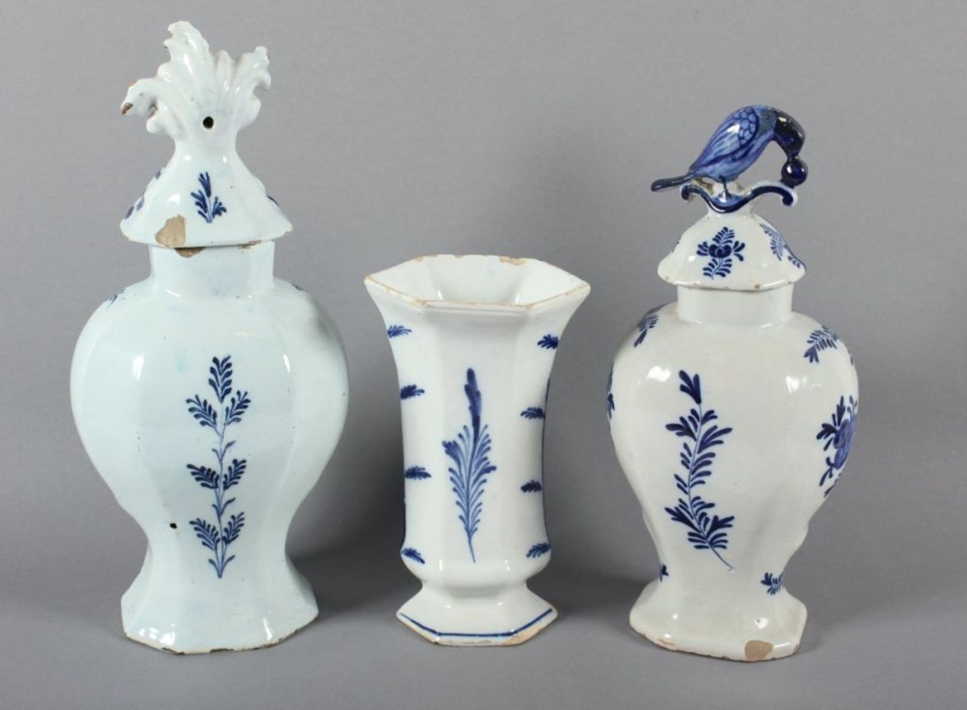 KONVOLUT FAYENCEN, 3tlg., glasiert, blau dekoriert, zwei Deckelvasen und eine Vase, ein - Bild 2 aus 3