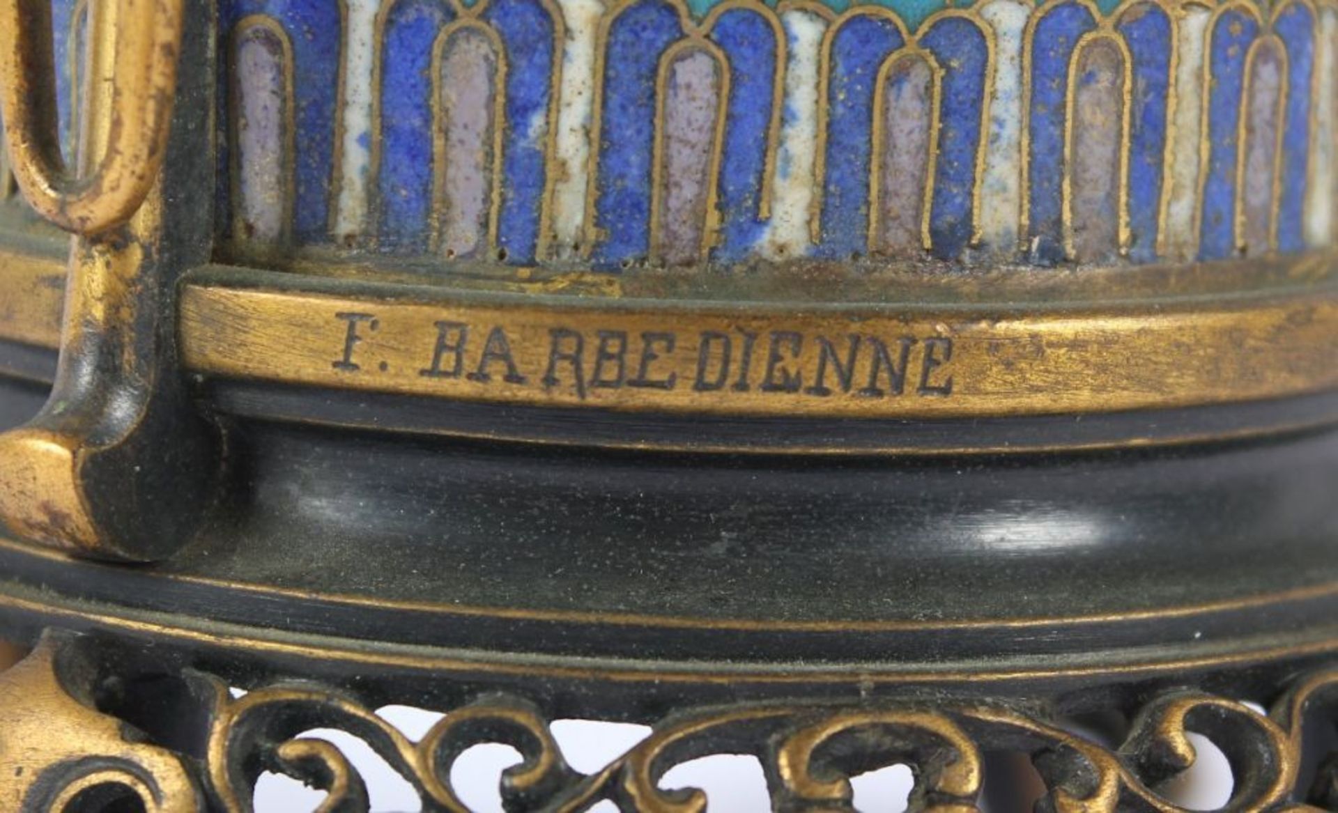 CLOISONNÉ-GEFÄSS IM CHINESISCHEN STIL, Bronze, H 22, seitlich signiert F. Barbedienne, PARIS, E.19. - Image 2 of 2