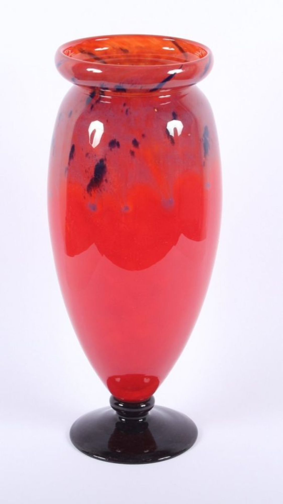 ZIERVASE, farbloses Glas, orange-rot getönt, violette und dunkelblaue Pulvereinschmelzungen, H 39,5,