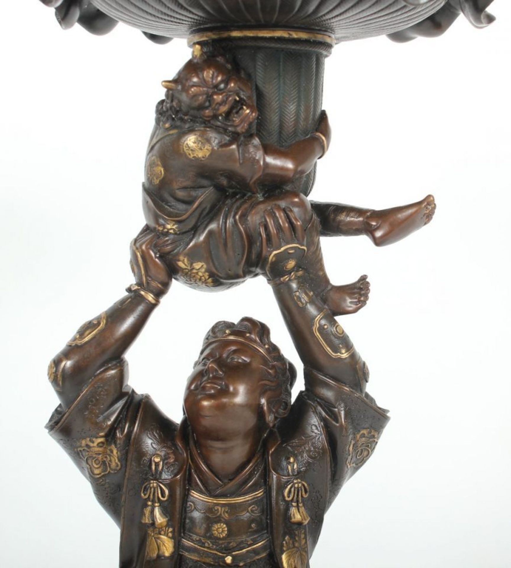 BENKAI UND ZWEI ONI, Bronze, in der Art von Miyao, der jugendliche Benkai steht mit einem Bein auf - Image 3 of 4