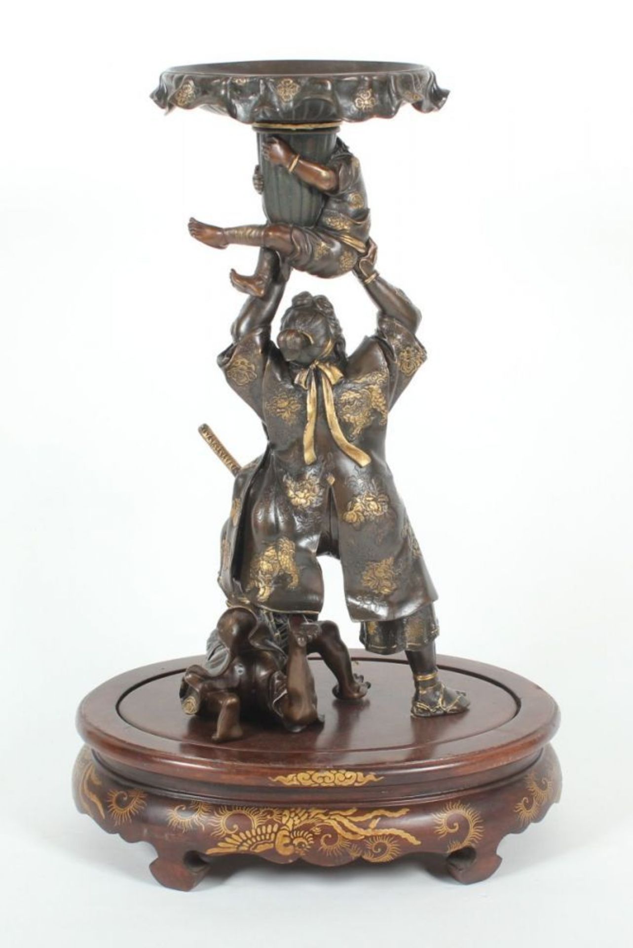 BENKAI UND ZWEI ONI, Bronze, in der Art von Miyao, der jugendliche Benkai steht mit einem Bein auf - Image 4 of 4