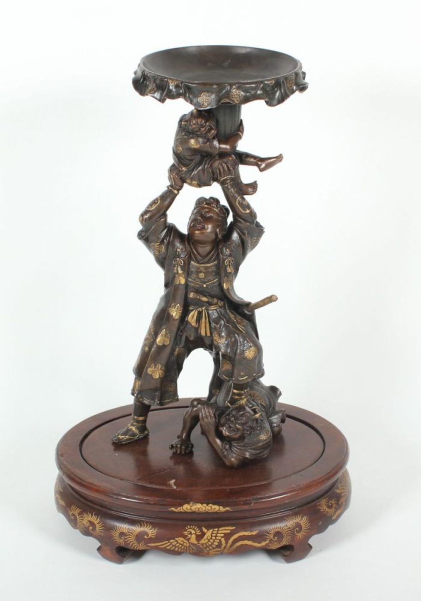 BENKAI UND ZWEI ONI, Bronze, in der Art von Miyao, der jugendliche Benkai steht mit einem Bein auf